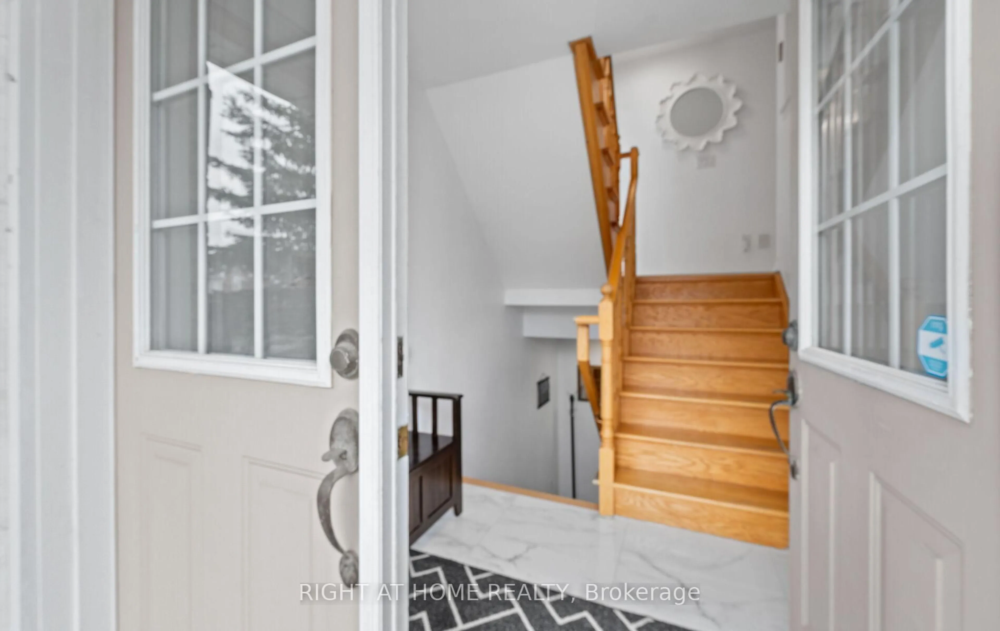 Indoor entryway for 58 Knoll Haven Circ, Caledon Ontario L7E 2V5