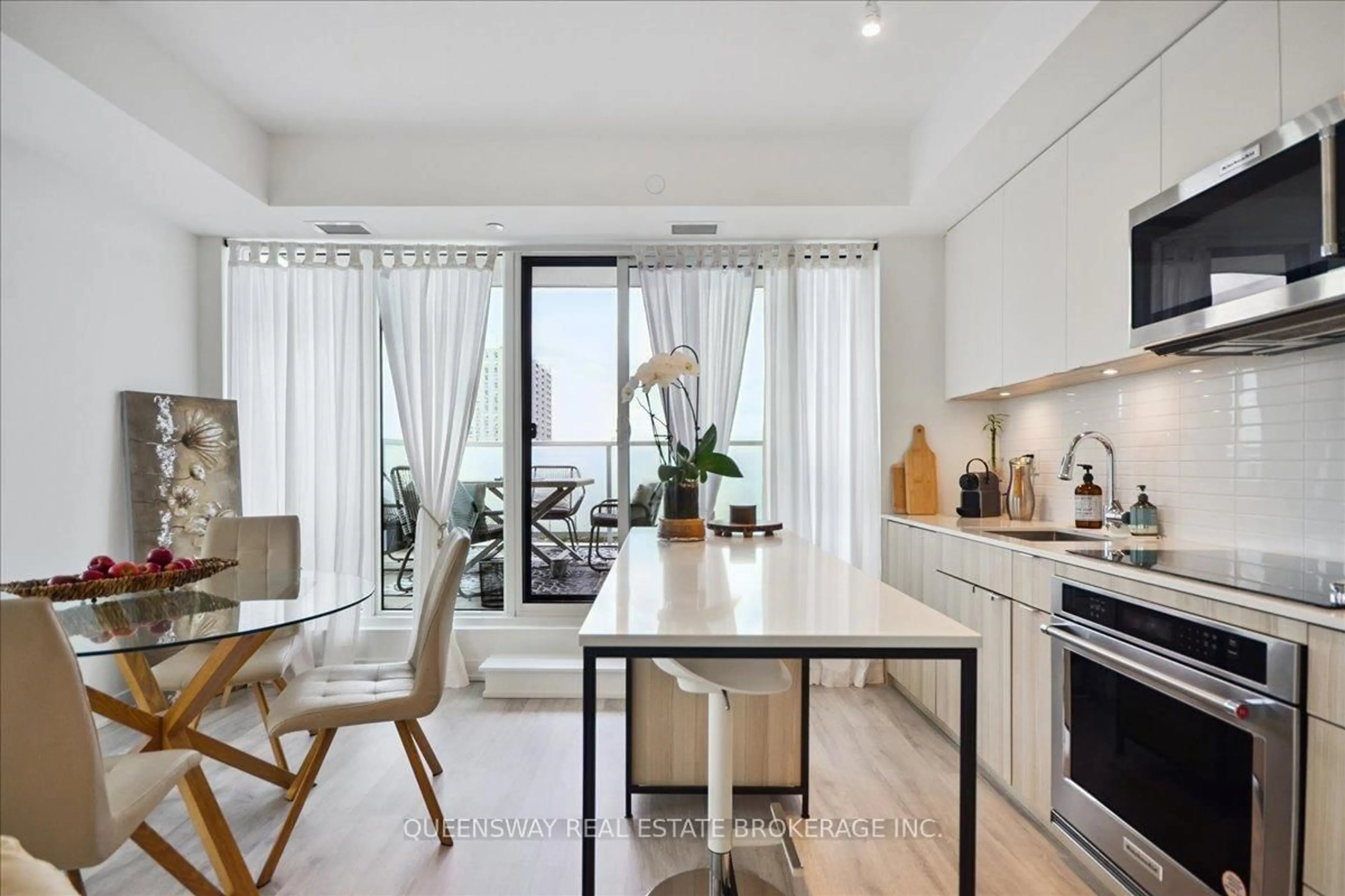 Contemporary kitchen, unknown for 215 Lakeshore Rd #443, Mississauga Ontario L5H 0A7
