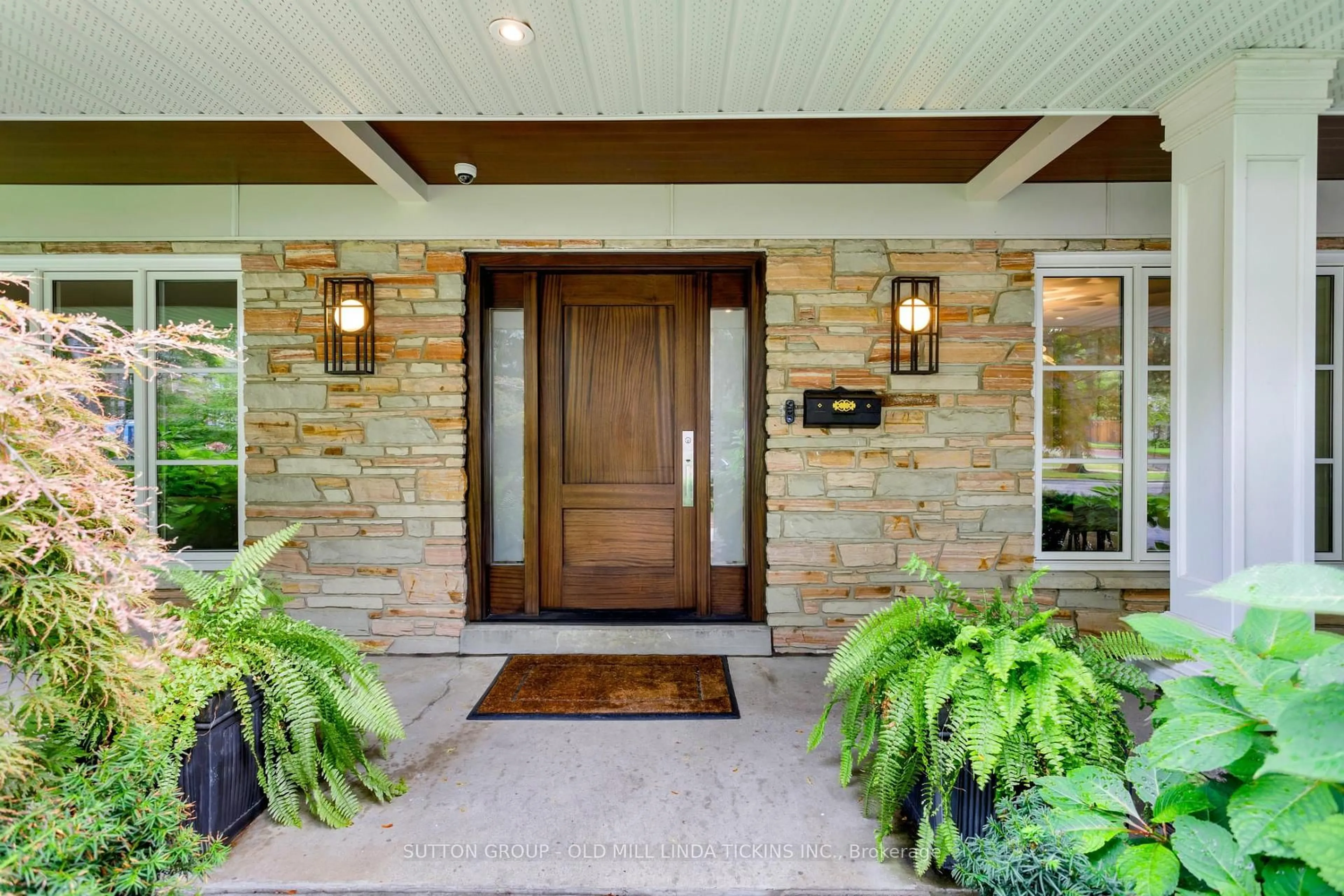 Indoor entryway for 36 Edenvale Cres, Toronto Ontario M9A 4A4