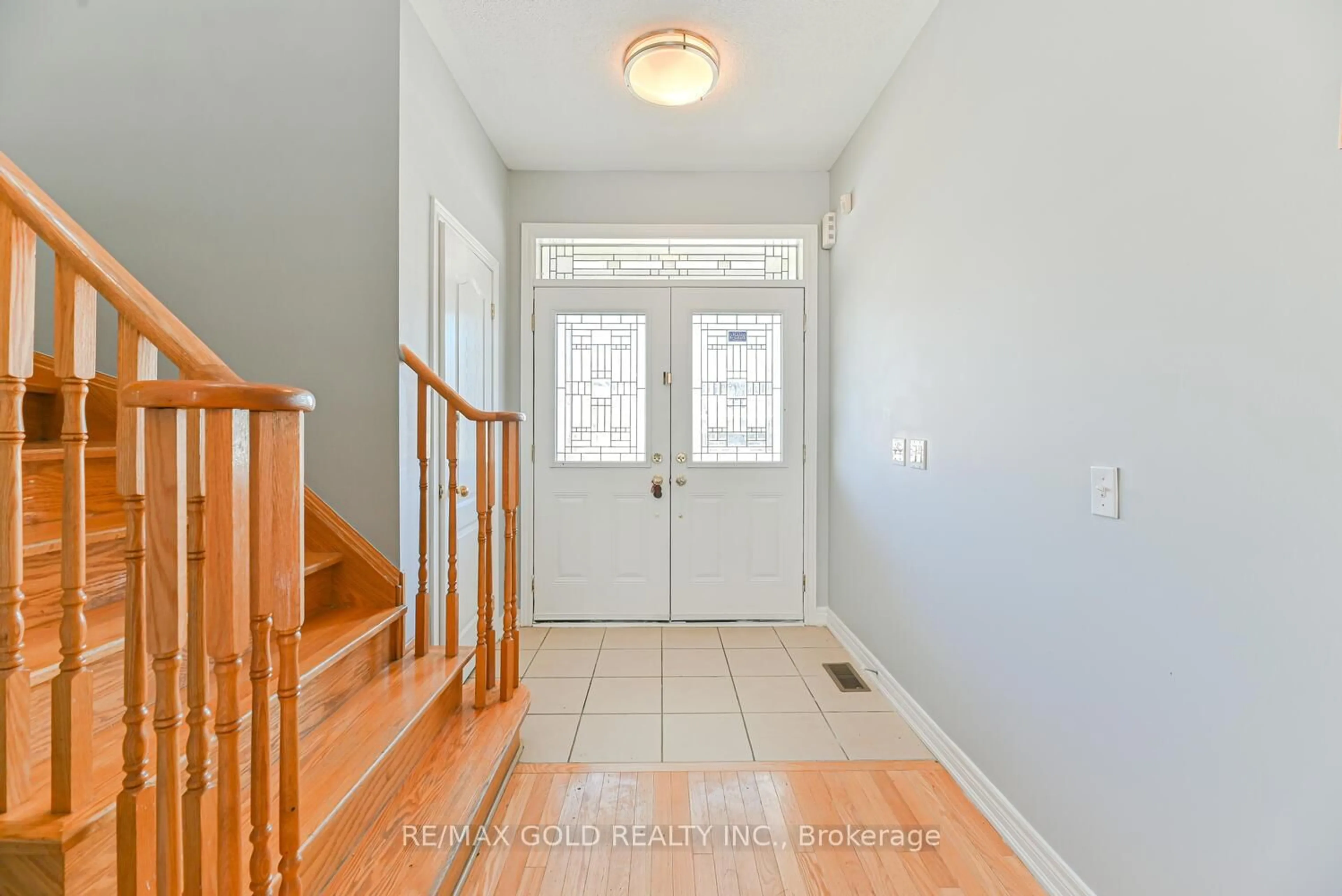 Indoor entryway for 420 Sunny Meadow Blvd, Brampton Ontario L6R 0H5