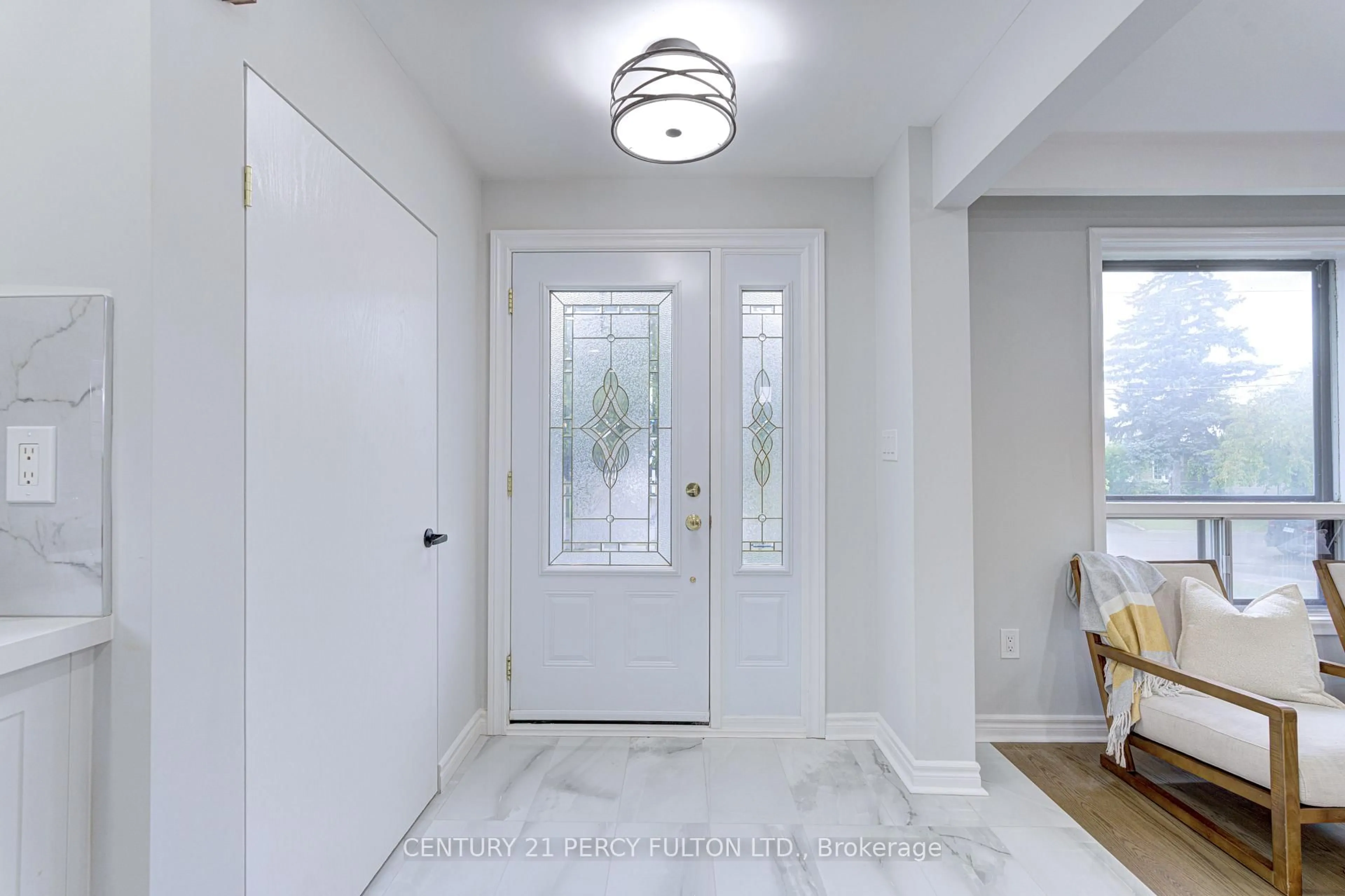 Indoor entryway for 7146 Harwick Dr, Mississauga Ontario L4T 3A4