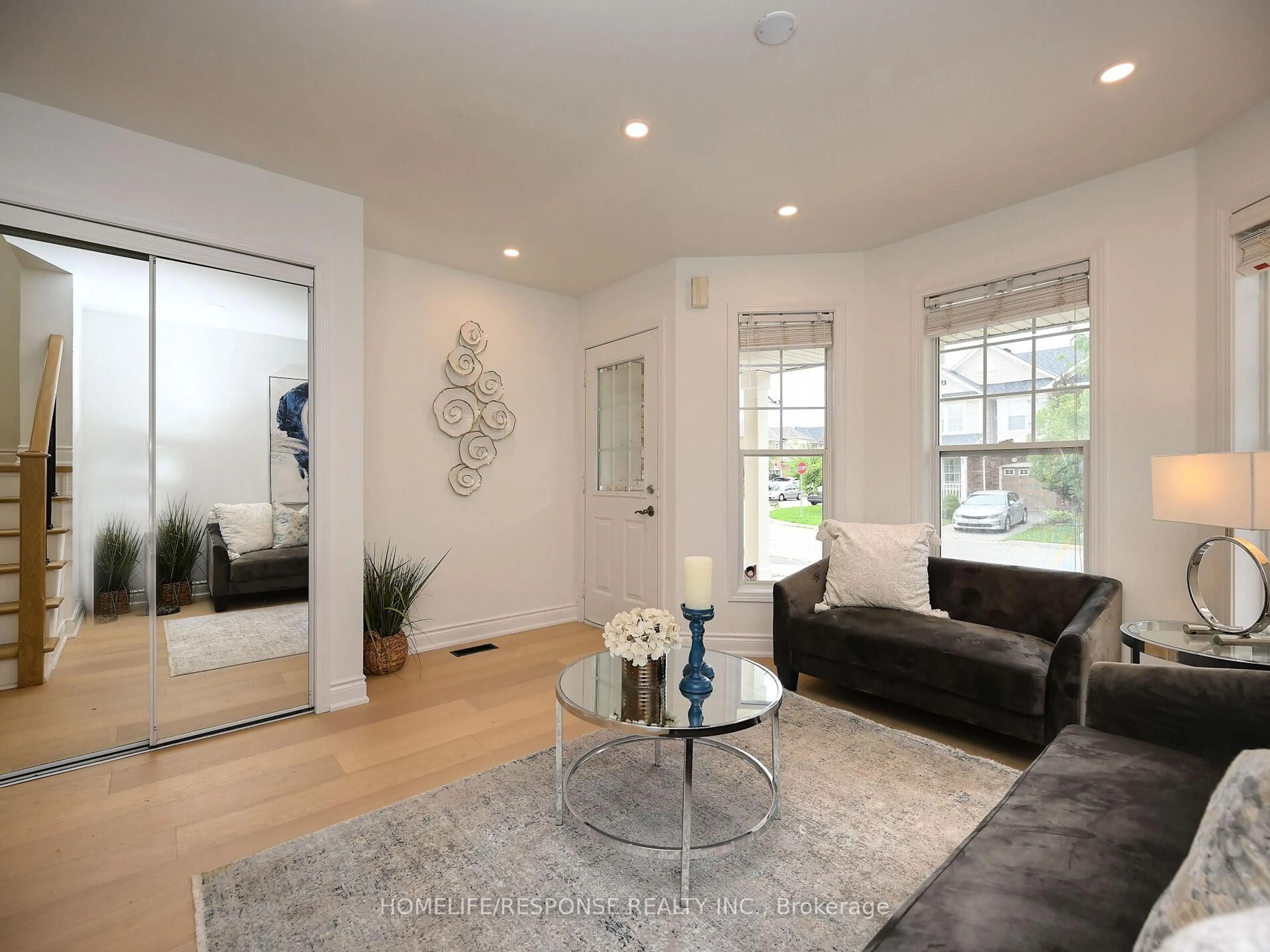 Living room with furniture, unknown for 1119 KELLY Gate, Milton Ontario L9T 6H1