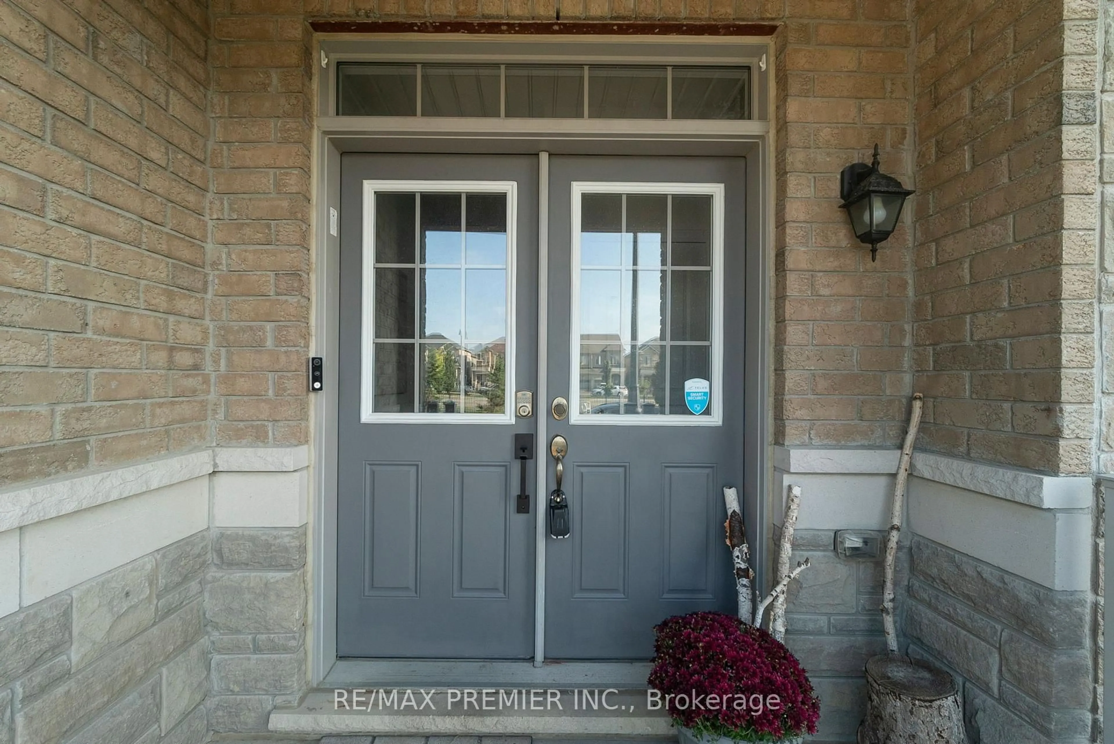 Indoor entryway for 47 Aspermont Cres, Brampton Ontario L6P 3Z5