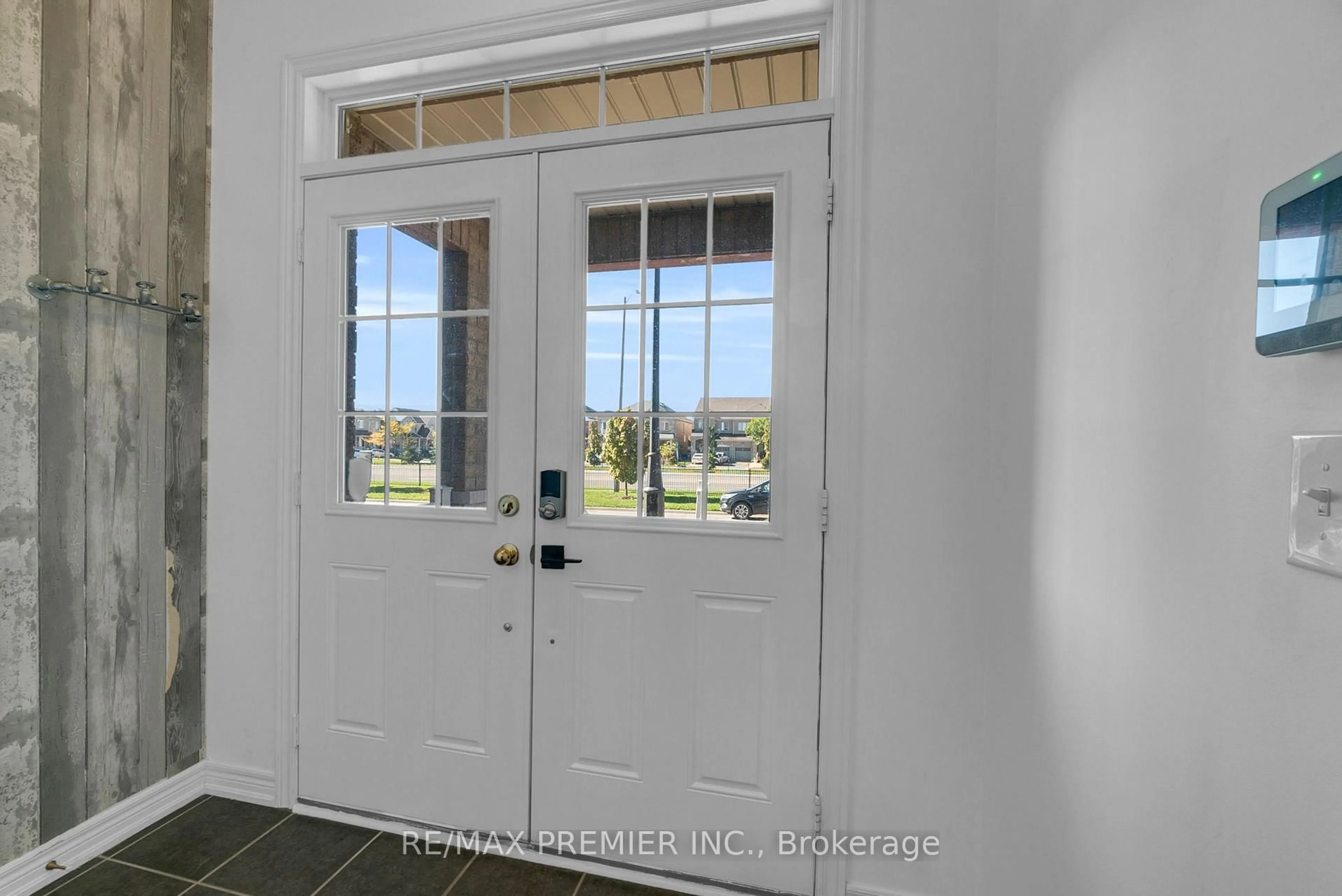 Indoor entryway for 47 Aspermont Cres, Brampton Ontario L6P 3Z5