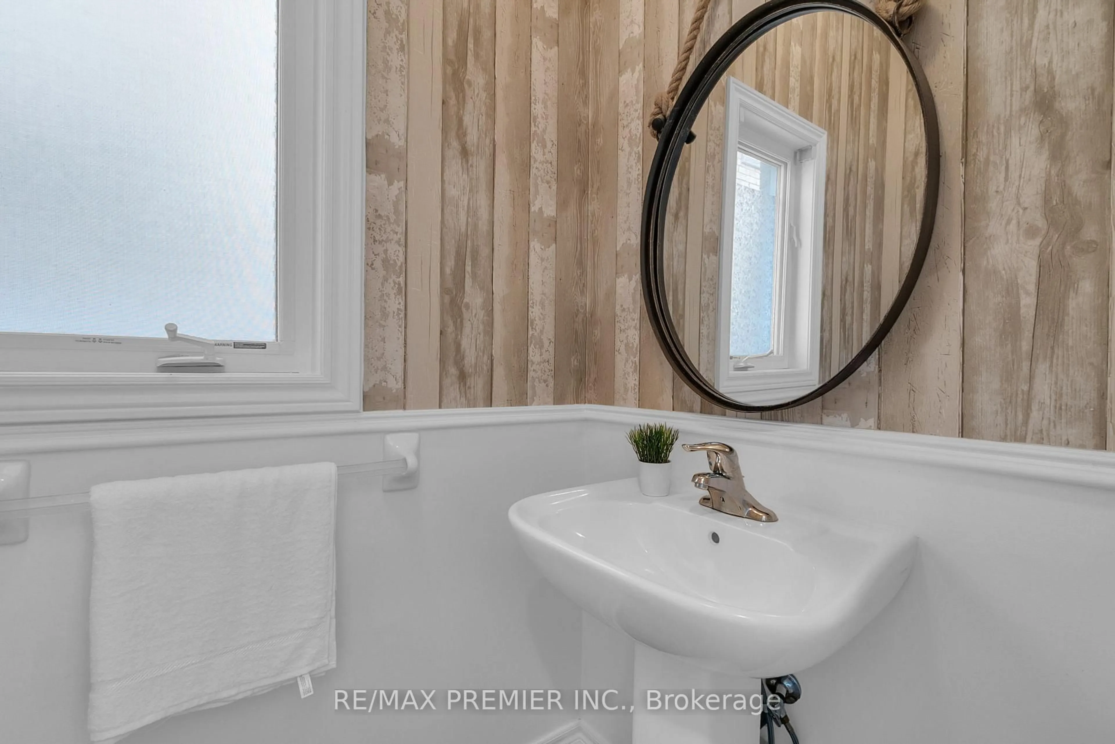 Standard bathroom, unknown for 47 Aspermont Cres, Brampton Ontario L6P 3Z5