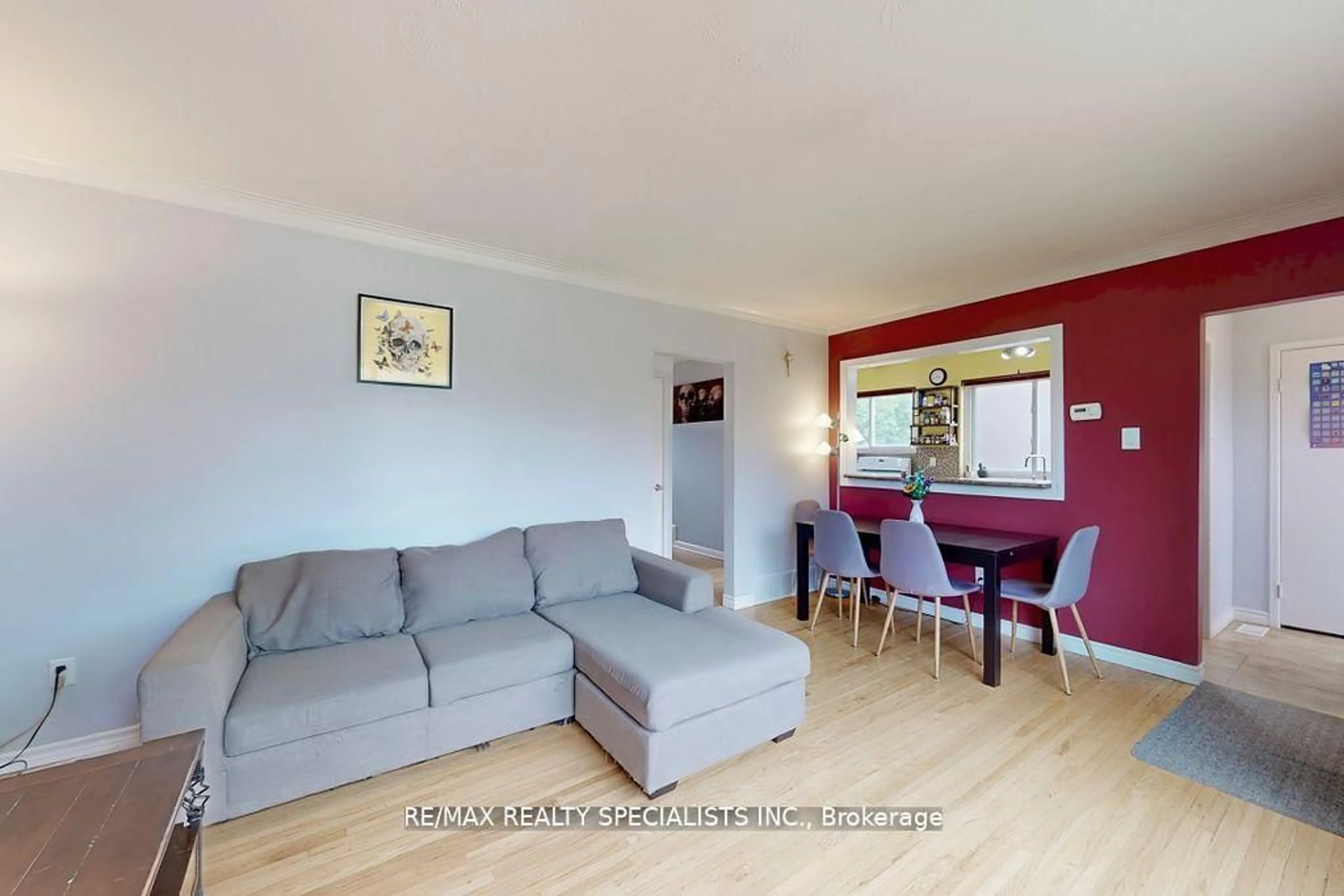 Living room with furniture, wood/laminate floor for 3392 Sonja Rd, Mississauga Ontario L4T 1R1