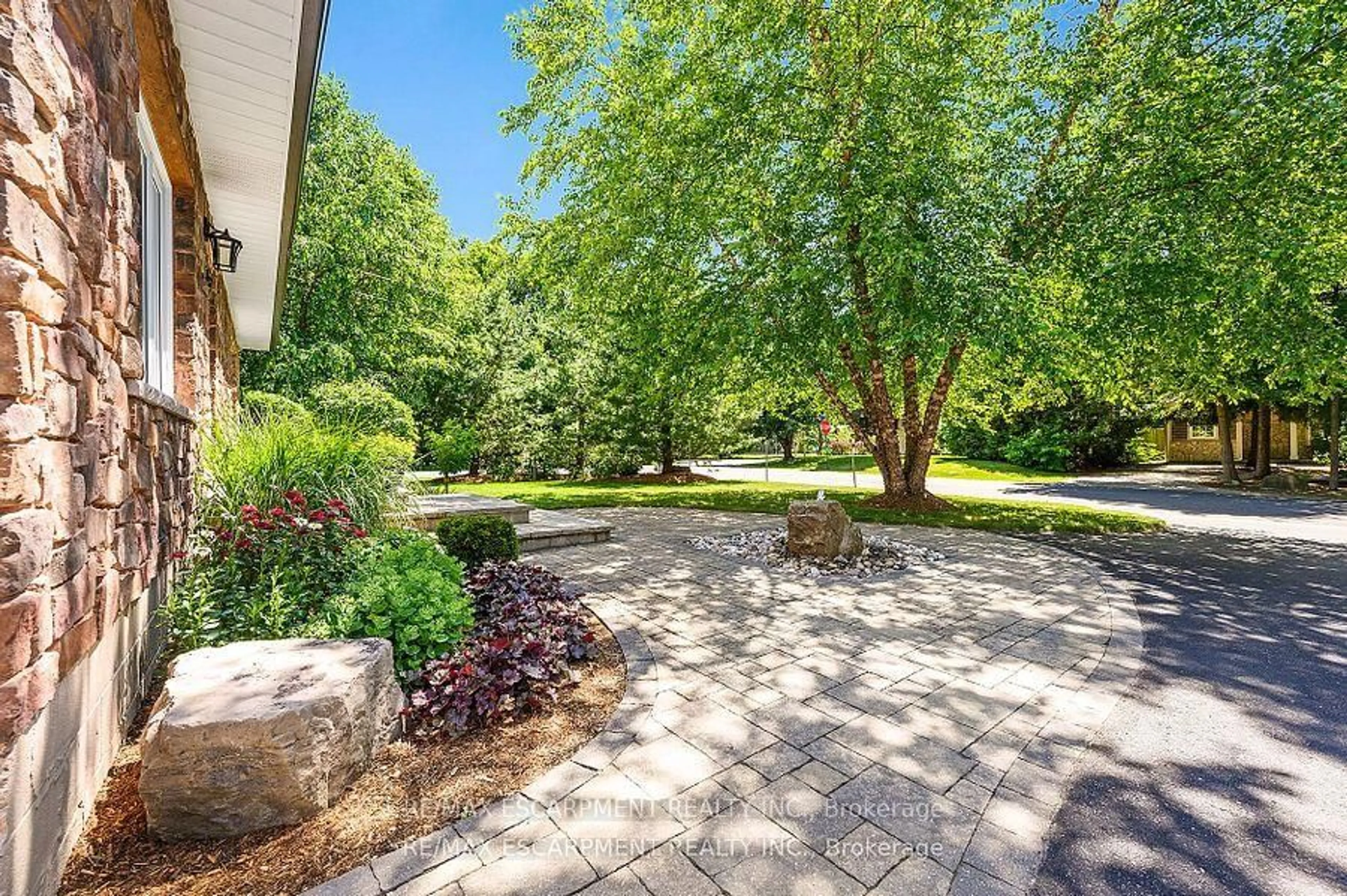 Patio, street for 6487 Panton St, Burlington Ontario L7P 0L7