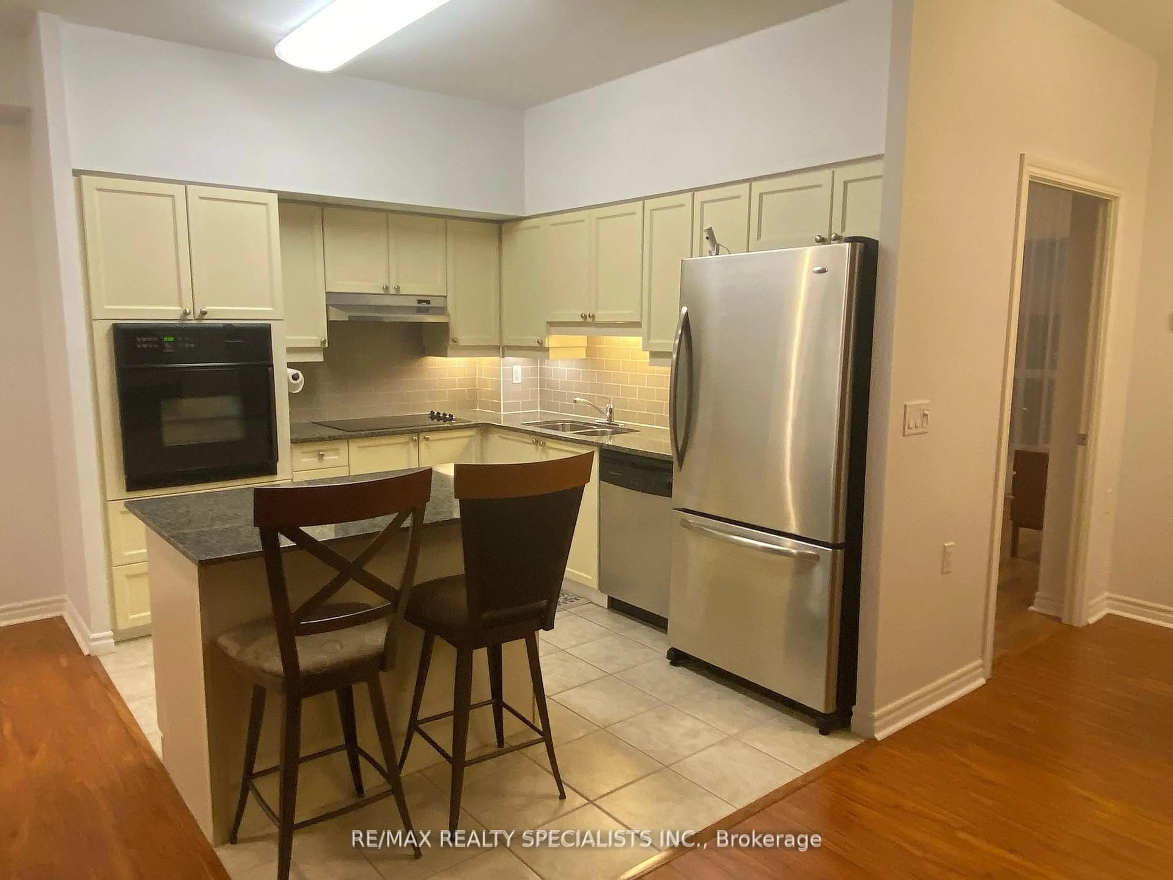 Standard kitchen, unknown for 810 Scollard Crt #902, Mississauga Ontario L5V 0A4