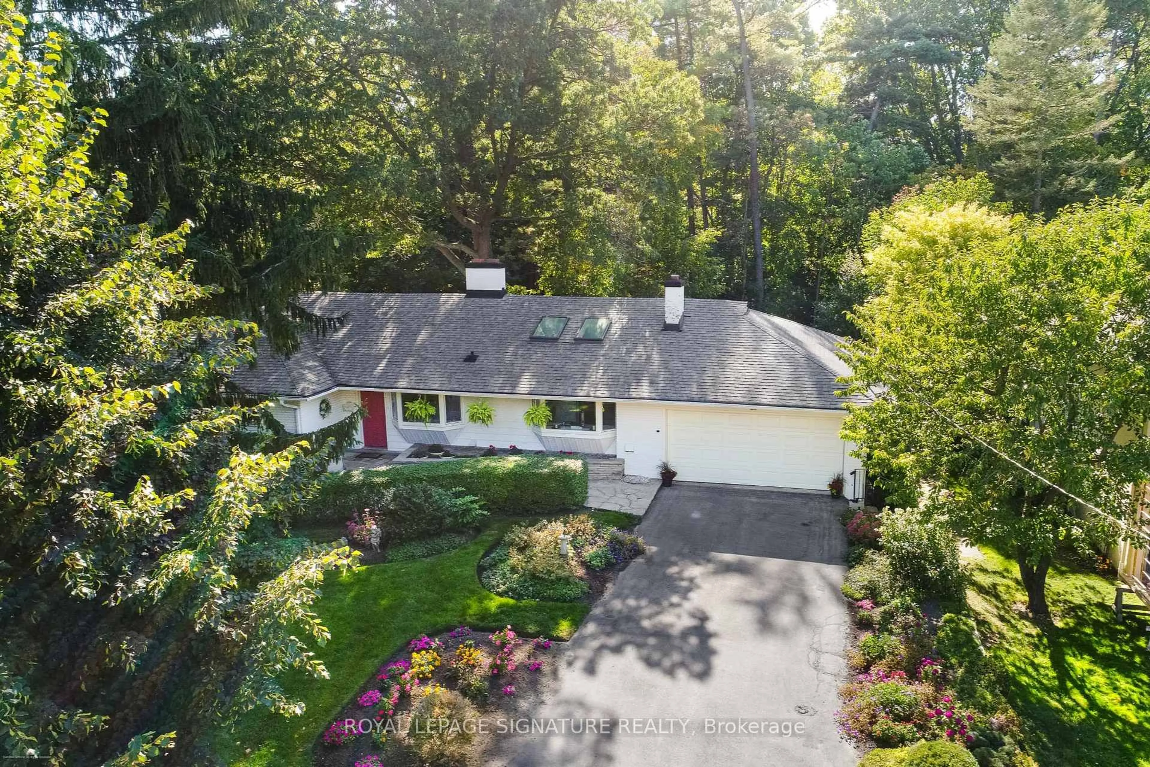 A pic from outside/outdoor area/front of a property/back of a property/a pic from drone, street for 284 Woodland Dr, Oakville Ontario L6J 4W5