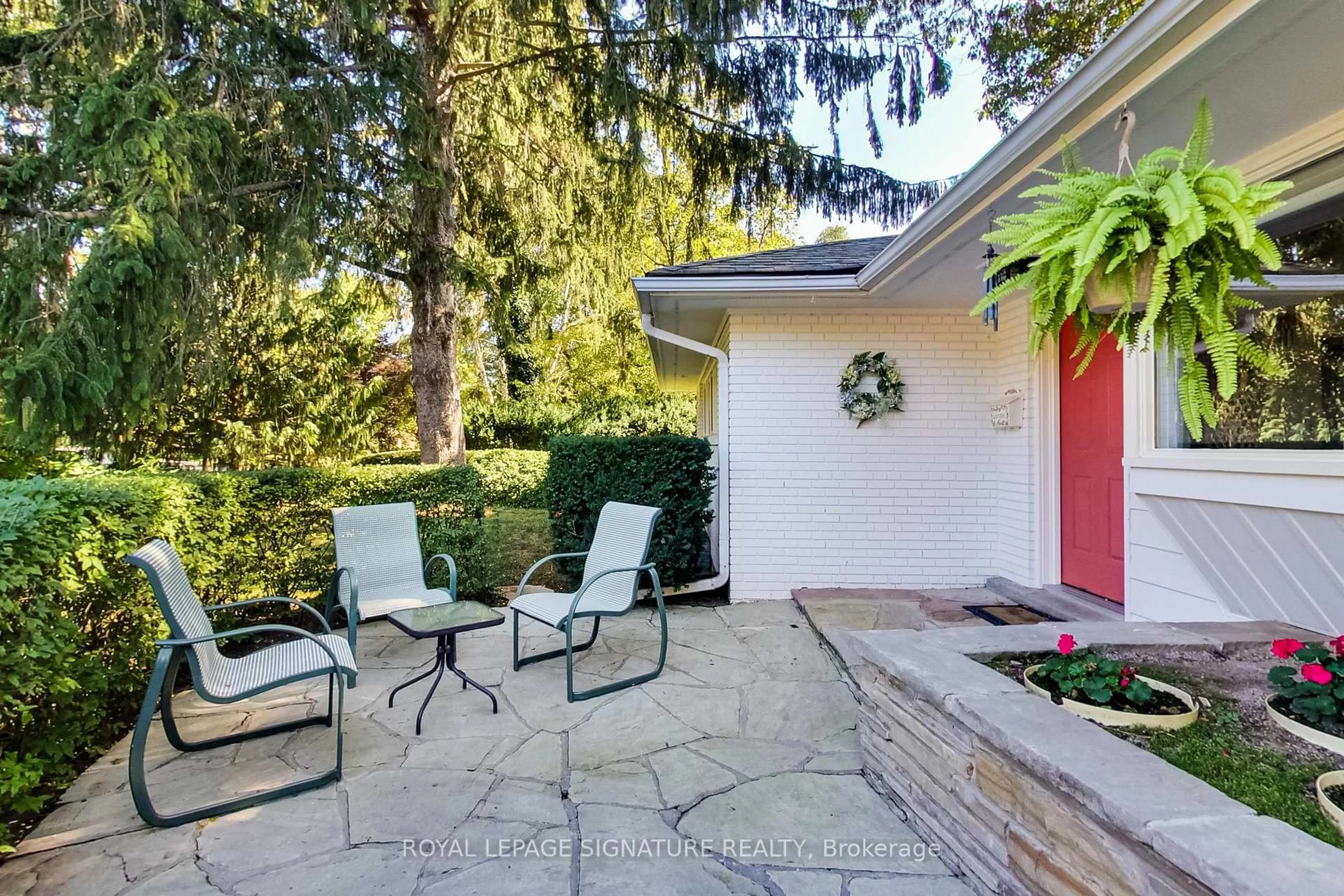 Patio, street for 284 Woodland Dr, Oakville Ontario L6J 4W5
