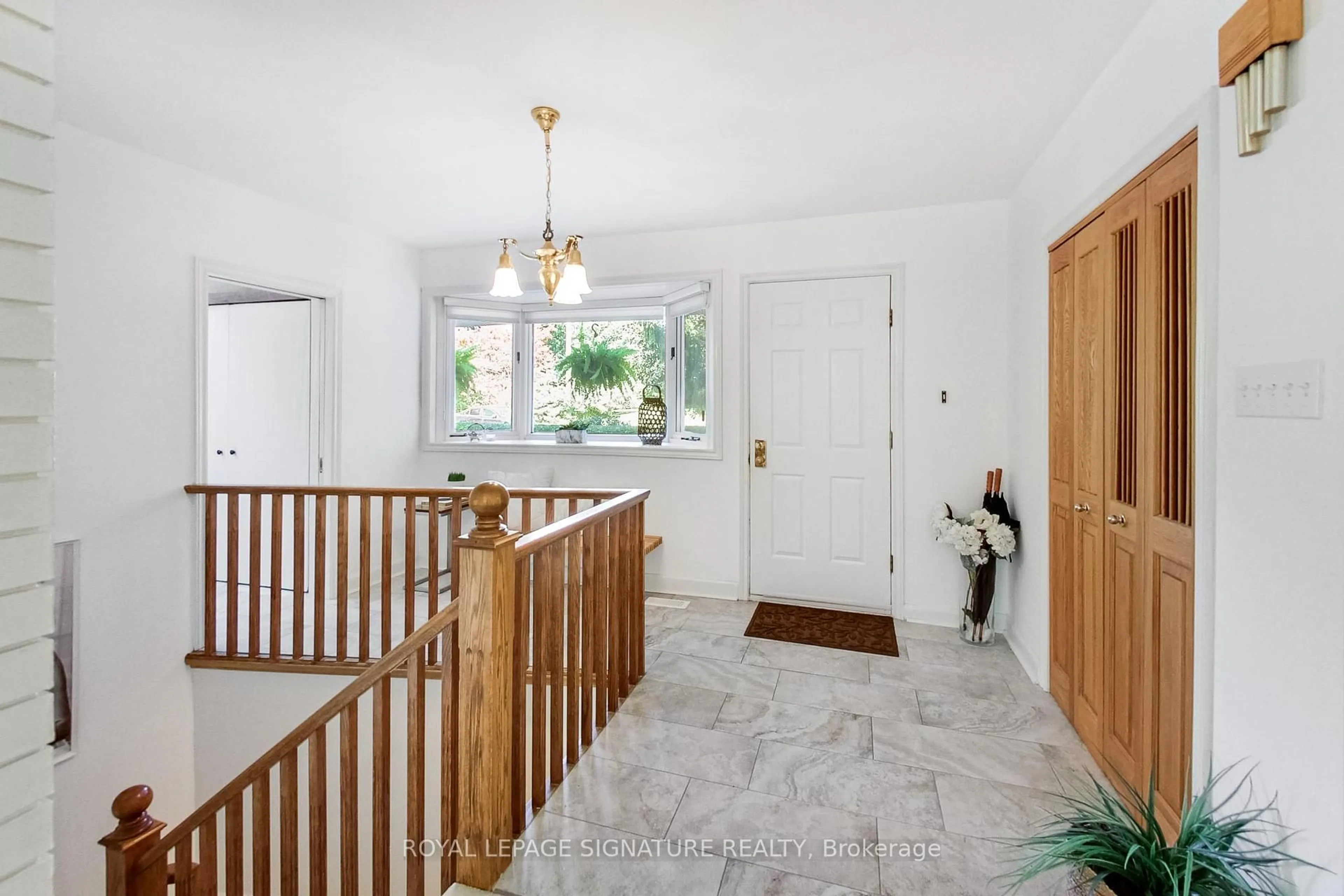 Indoor entryway for 284 Woodland Dr, Oakville Ontario L6J 4W5