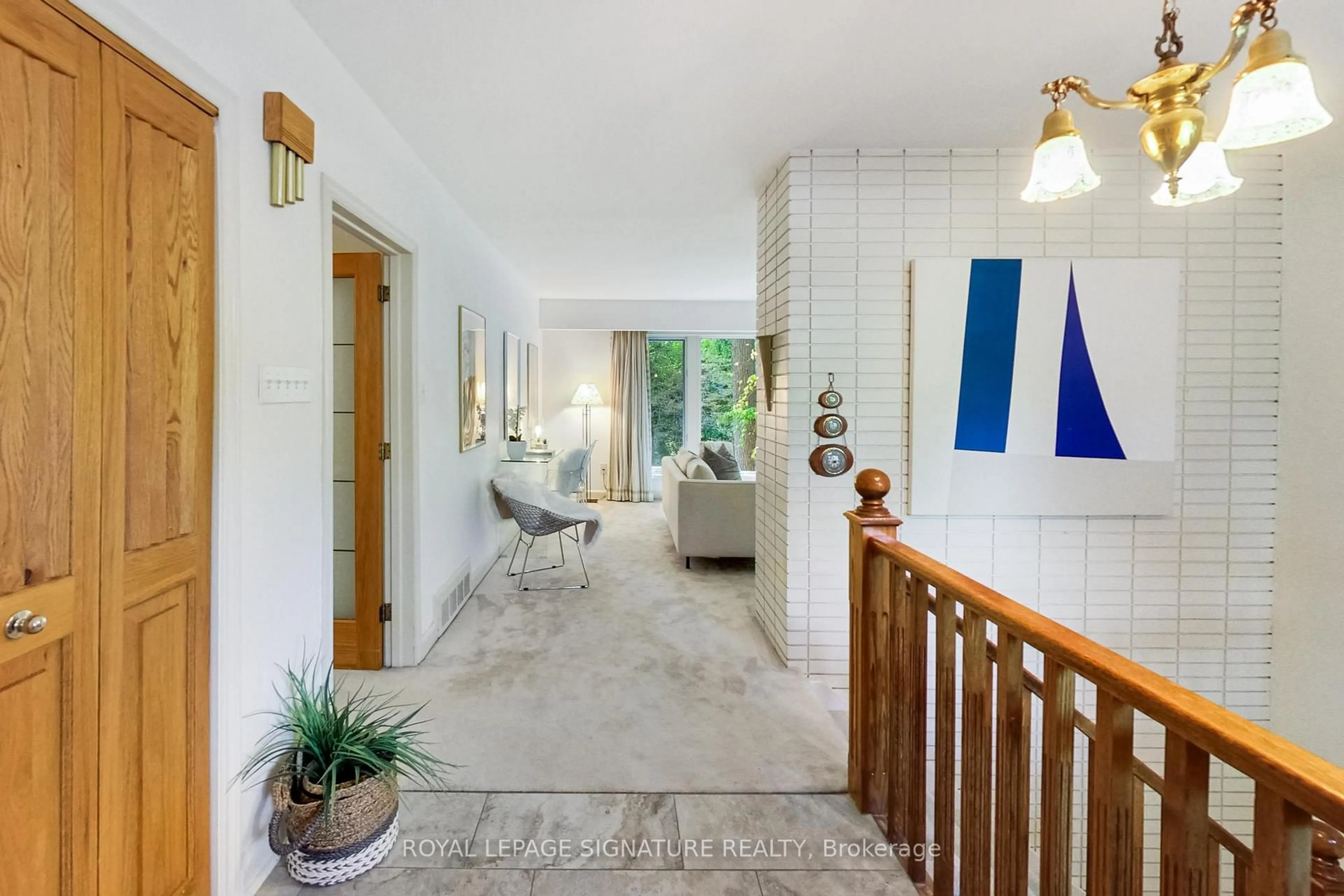 Indoor foyer for 284 Woodland Dr, Oakville Ontario L6J 4W5