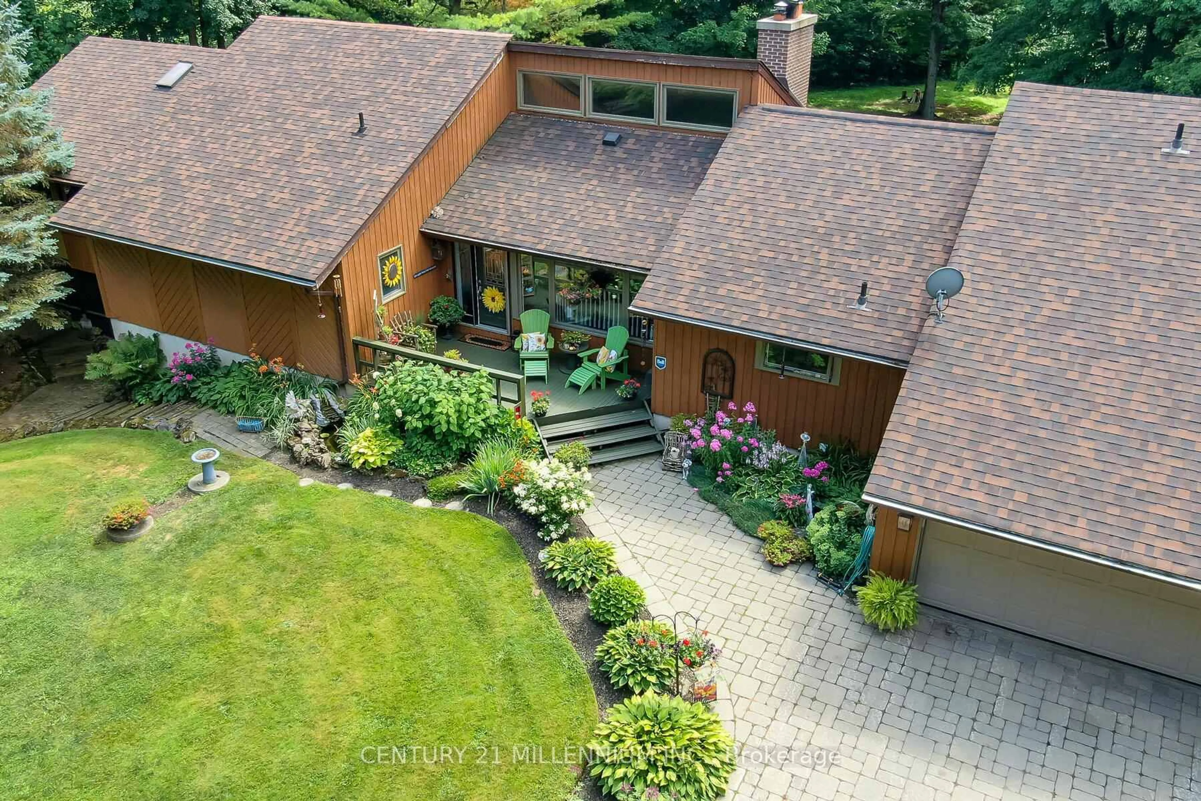 A pic from outside/outdoor area/front of a property/back of a property/a pic from drone, street for 11646 Dublin Line, Halton Hills Ontario L7J 2M1