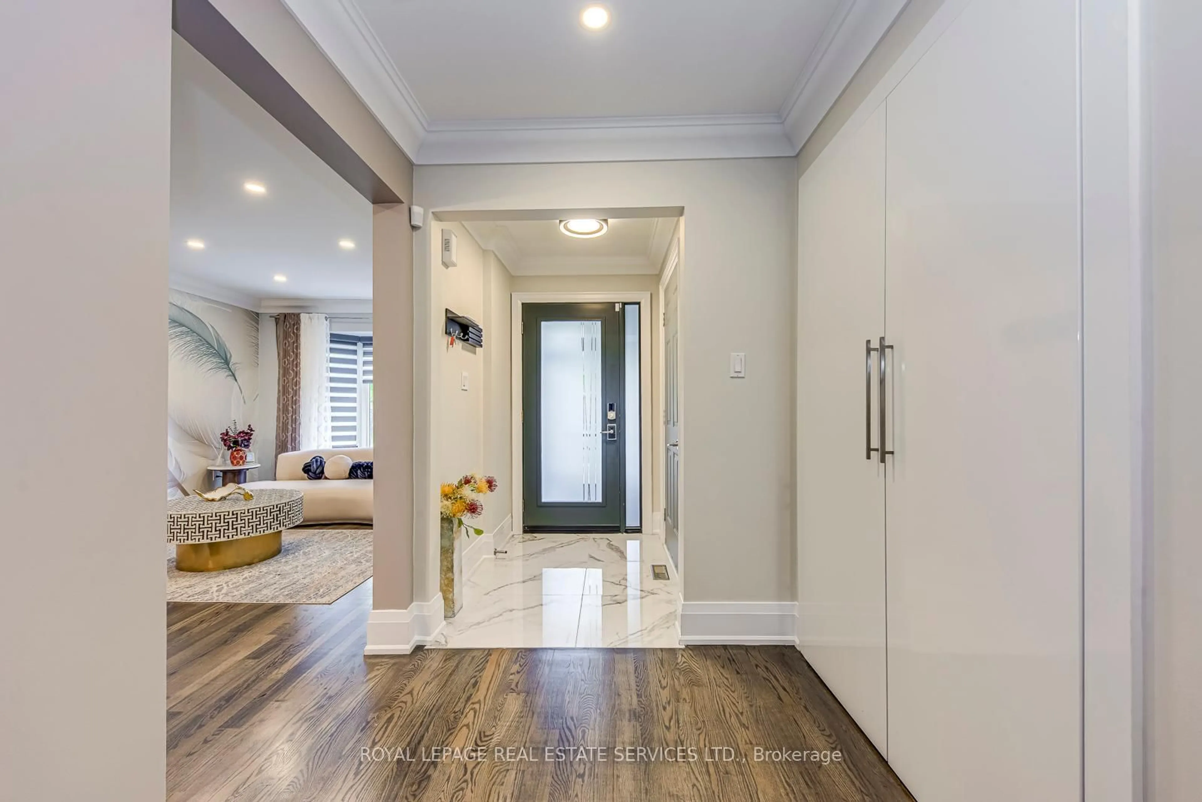 Indoor entryway for 7180 Danton Prom, Mississauga Ontario L5N 5P3