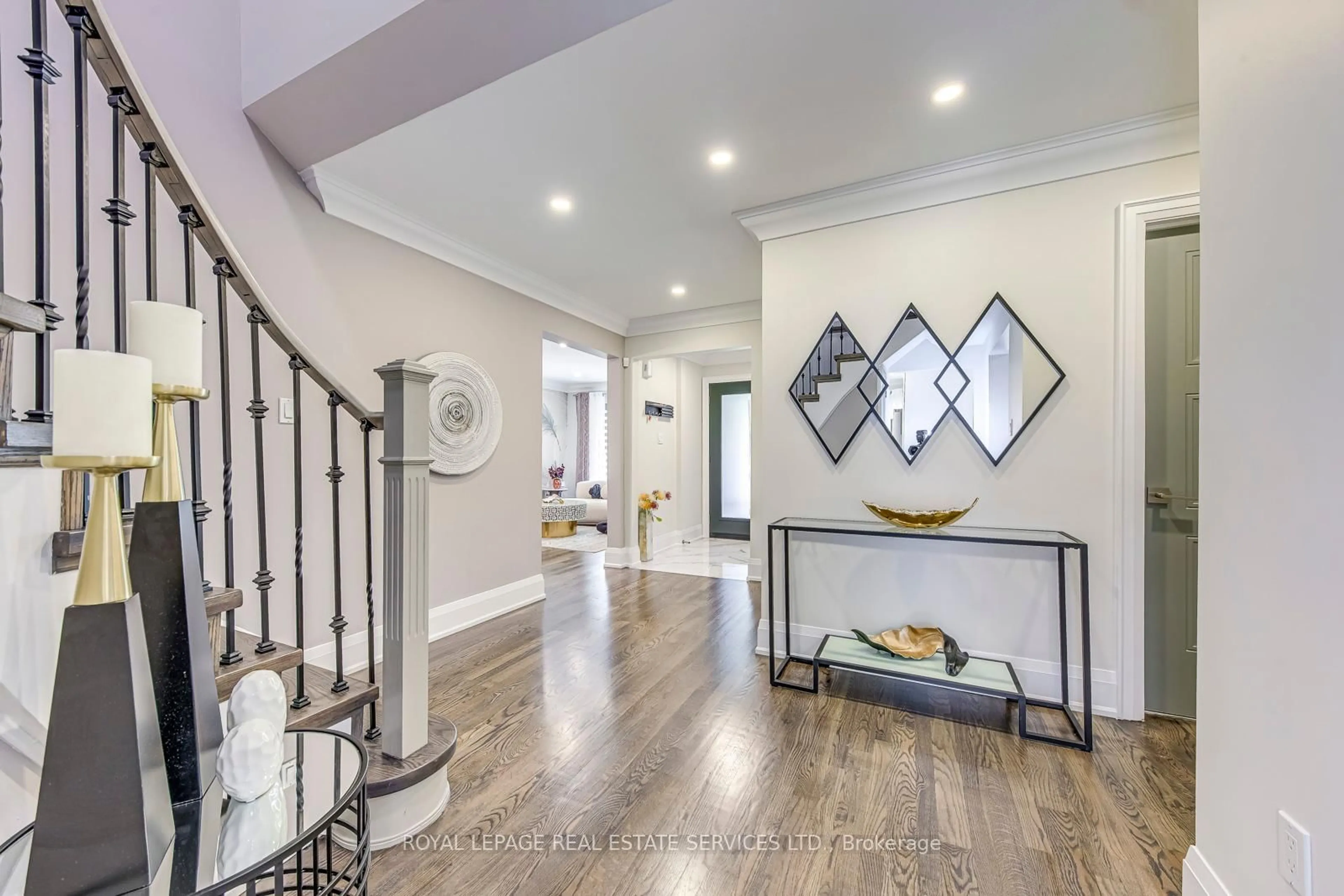 Indoor entryway for 7180 Danton Prom, Mississauga Ontario L5N 5P3