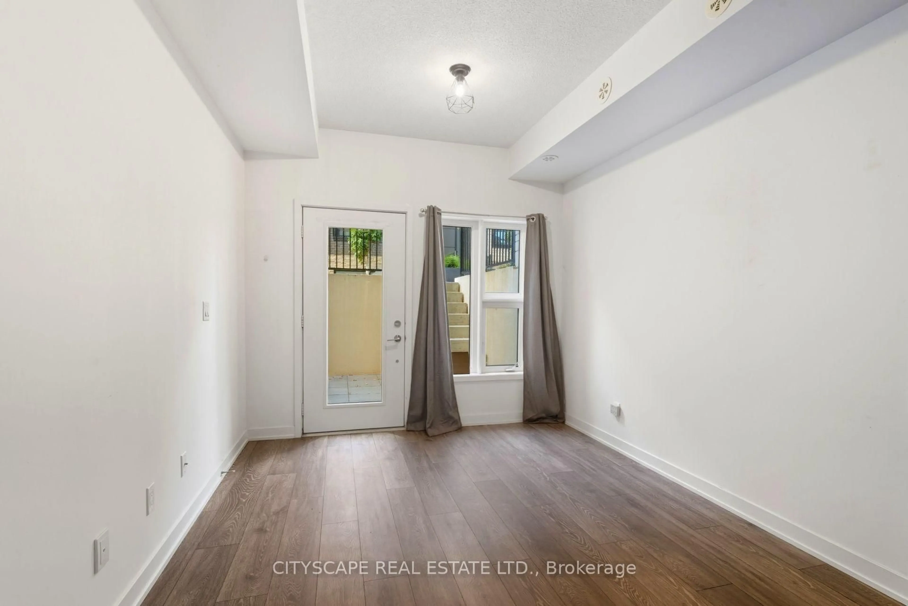 Indoor entryway for 1133 Cooke Blvd #818, Burlington Ontario L7T 0C3