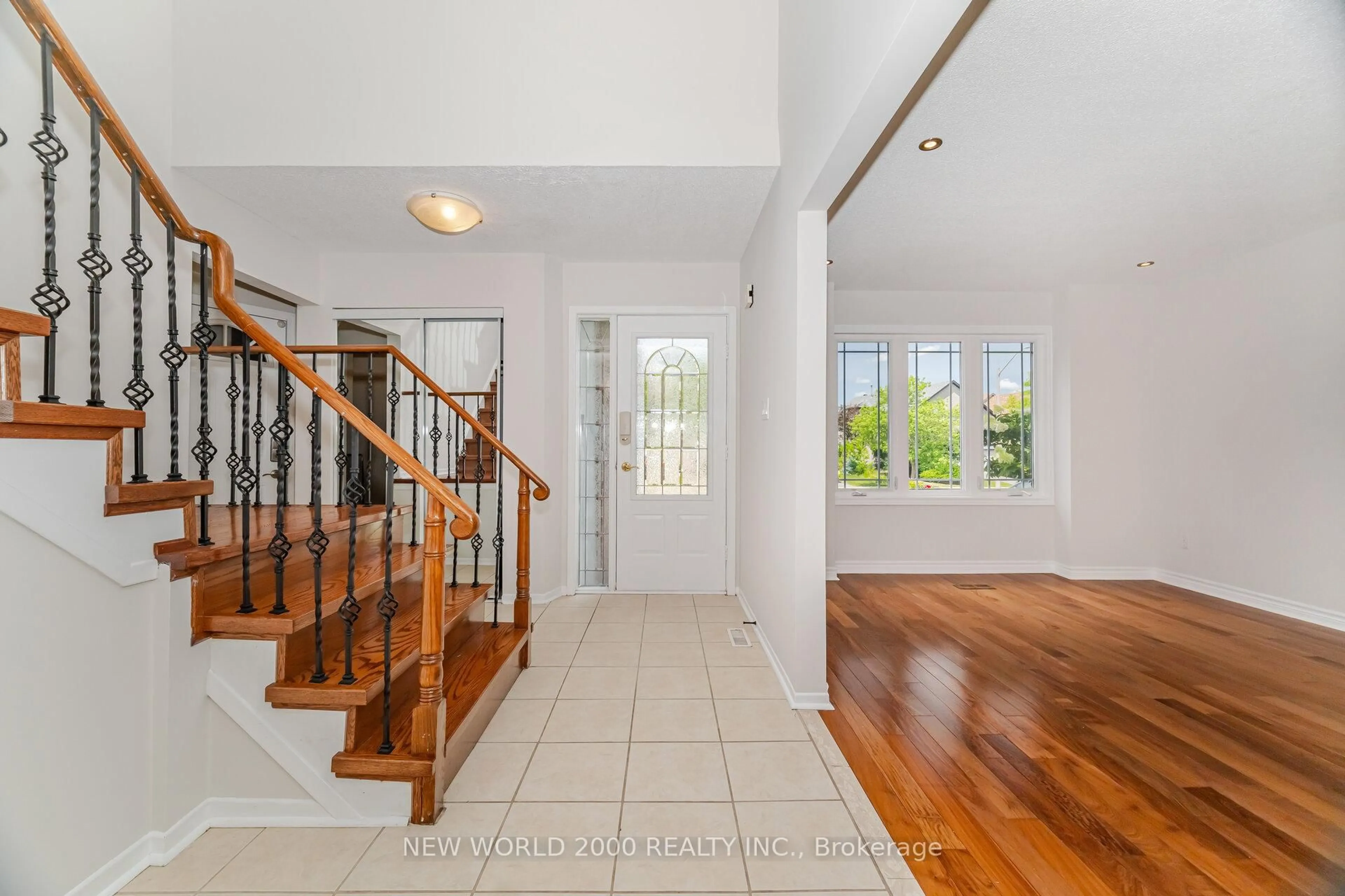 Indoor entryway for 7221 Danton Prom, Mississauga Ontario L5N 5C5