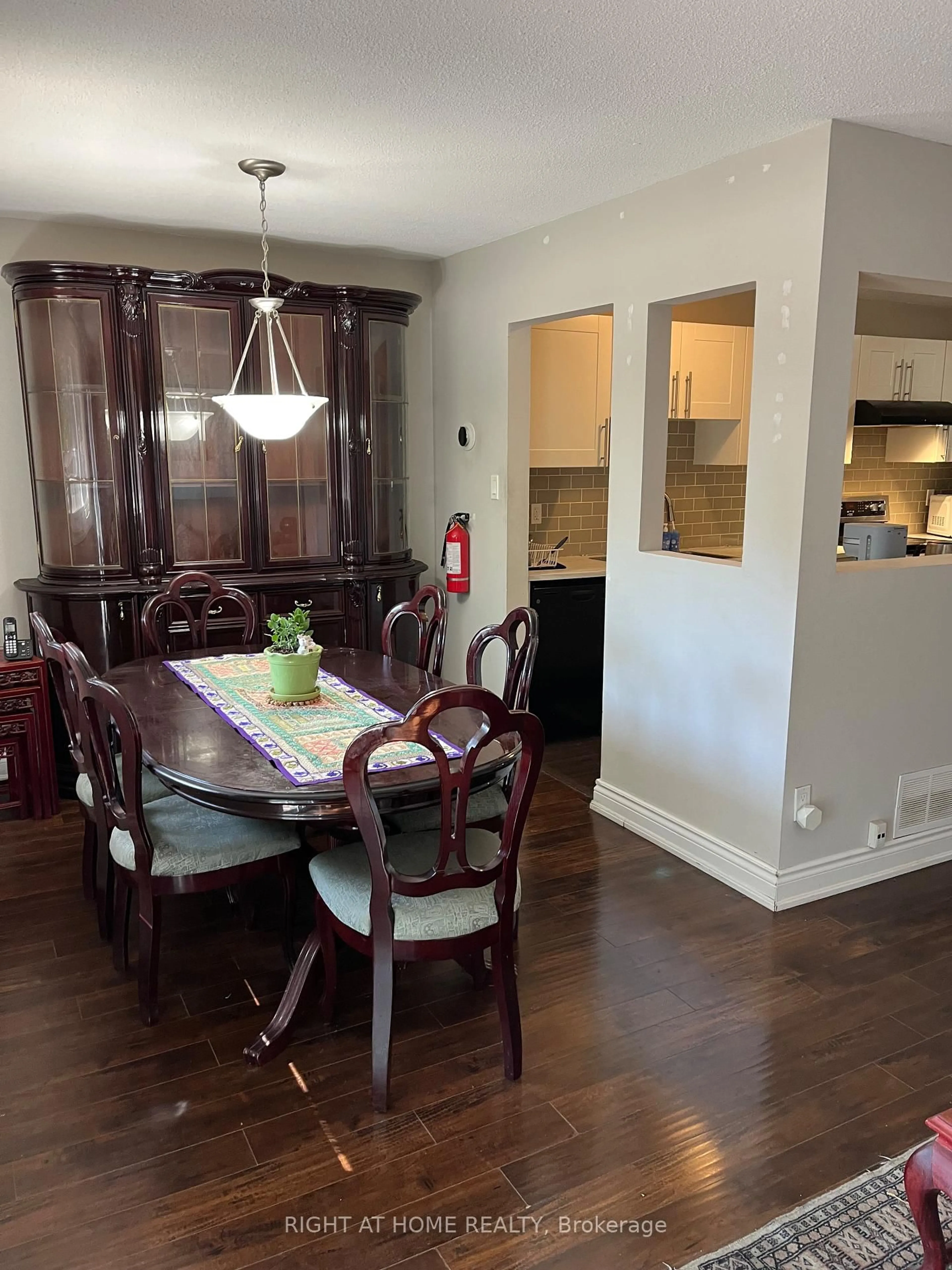 Dining room, wood/laminate floor for 7430 Copenhagen Rd #89, Mississauga Ontario L5N 2C4