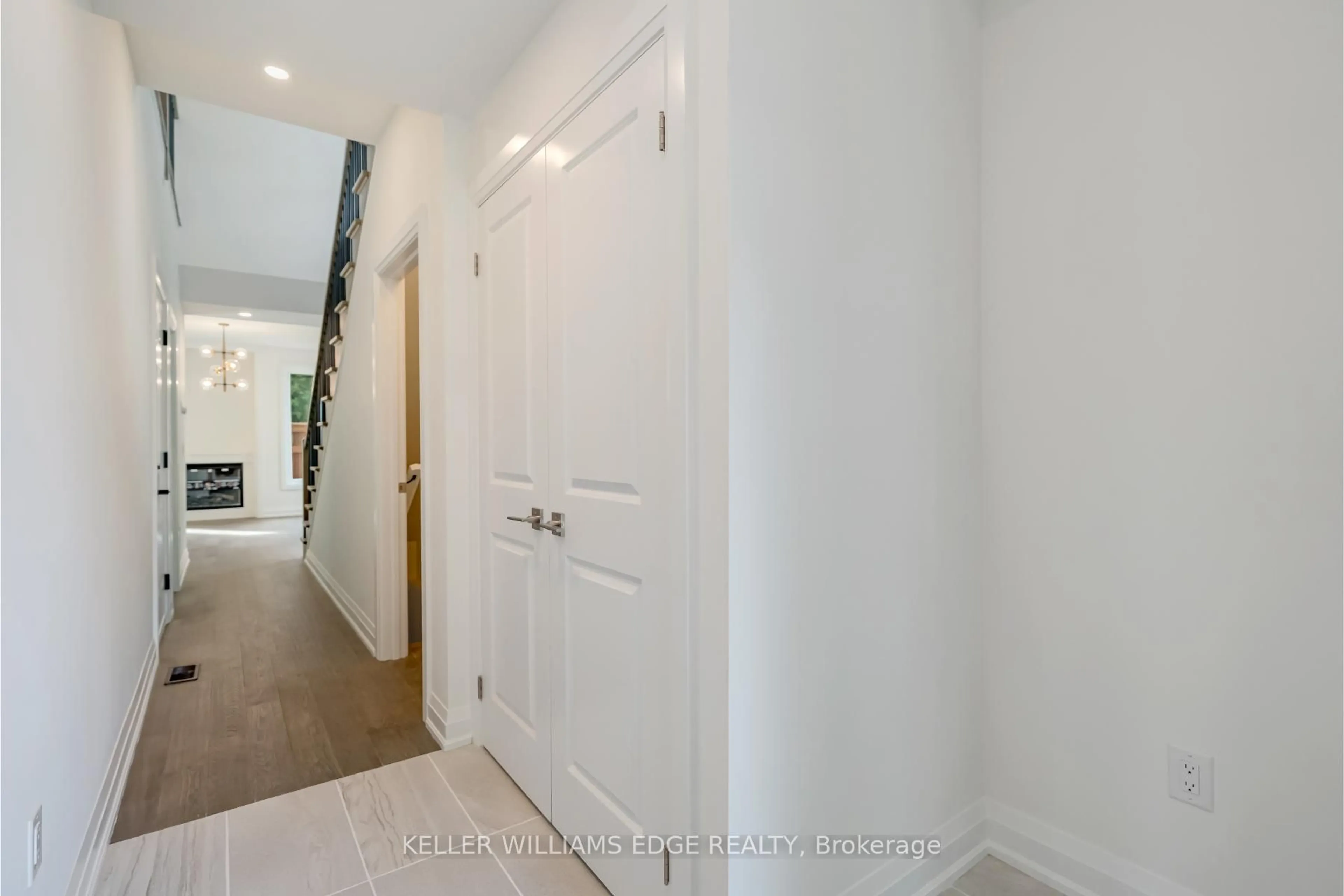 Indoor entryway for 2154 Walkers Line #1, Burlington Ontario L7M 3R9