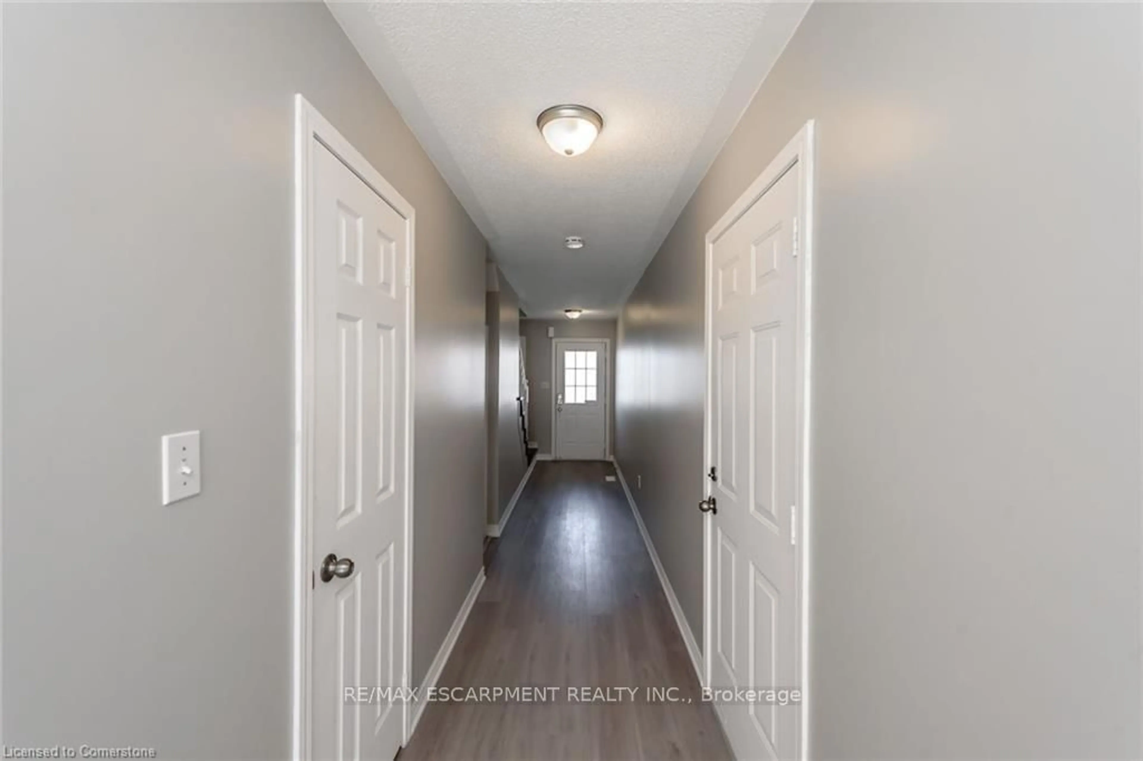 Indoor entryway for 626 Taylor Cres, Burlington Ontario L7L 7A5