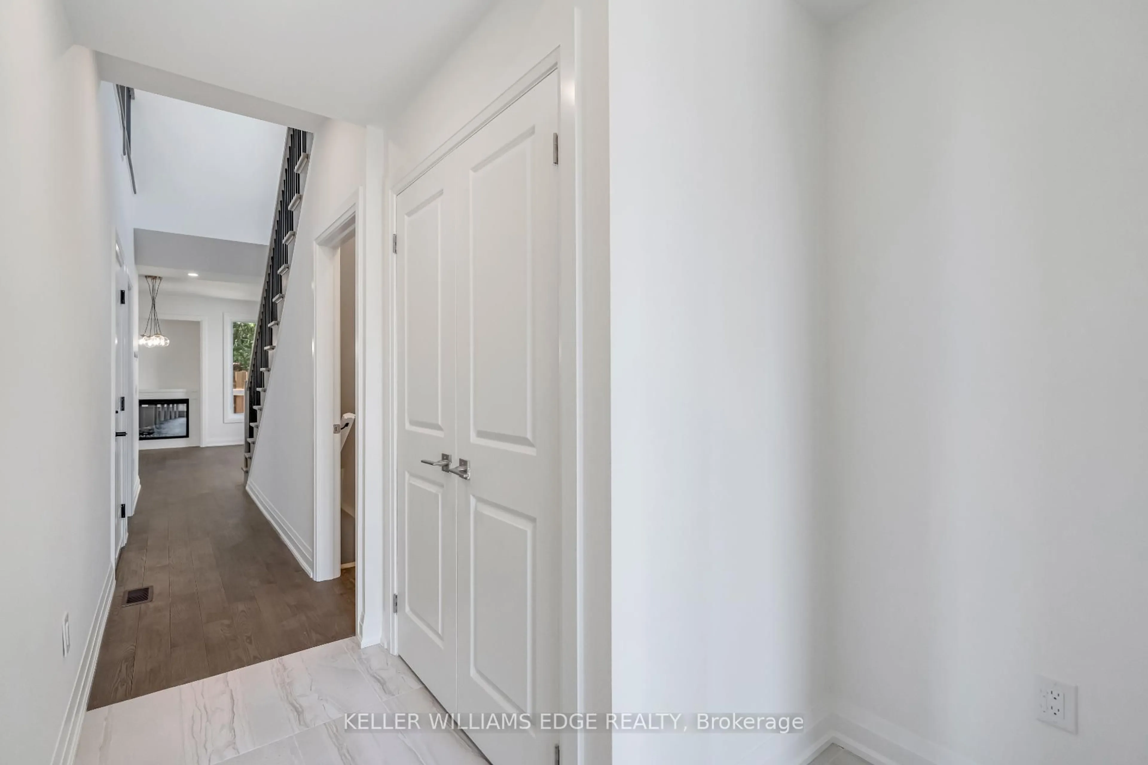 Indoor entryway for 2154 Walkers Line #4, Burlington Ontario L7M 3R9