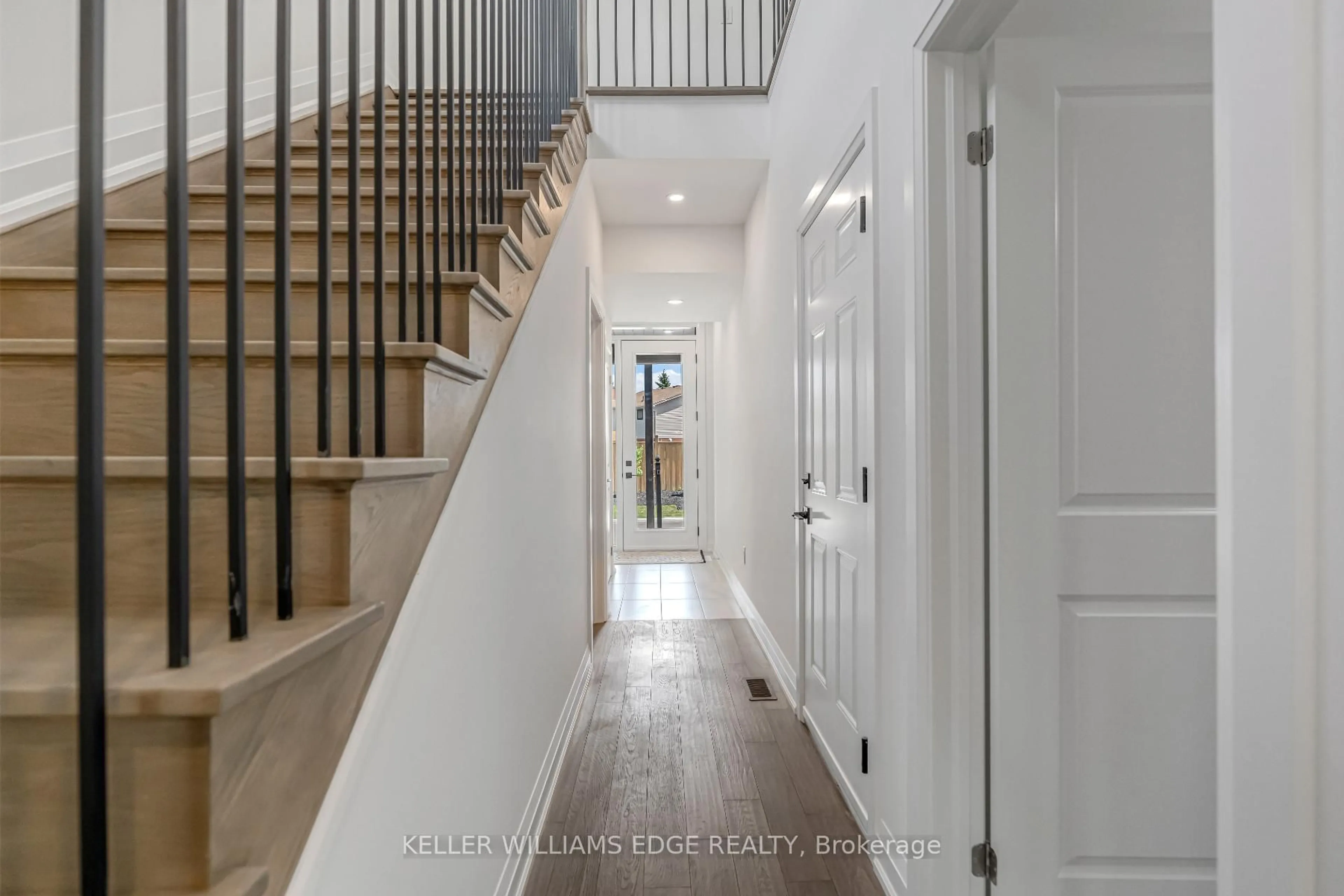 Indoor entryway for 2154 Walkers Line #4, Burlington Ontario L7M 3R9