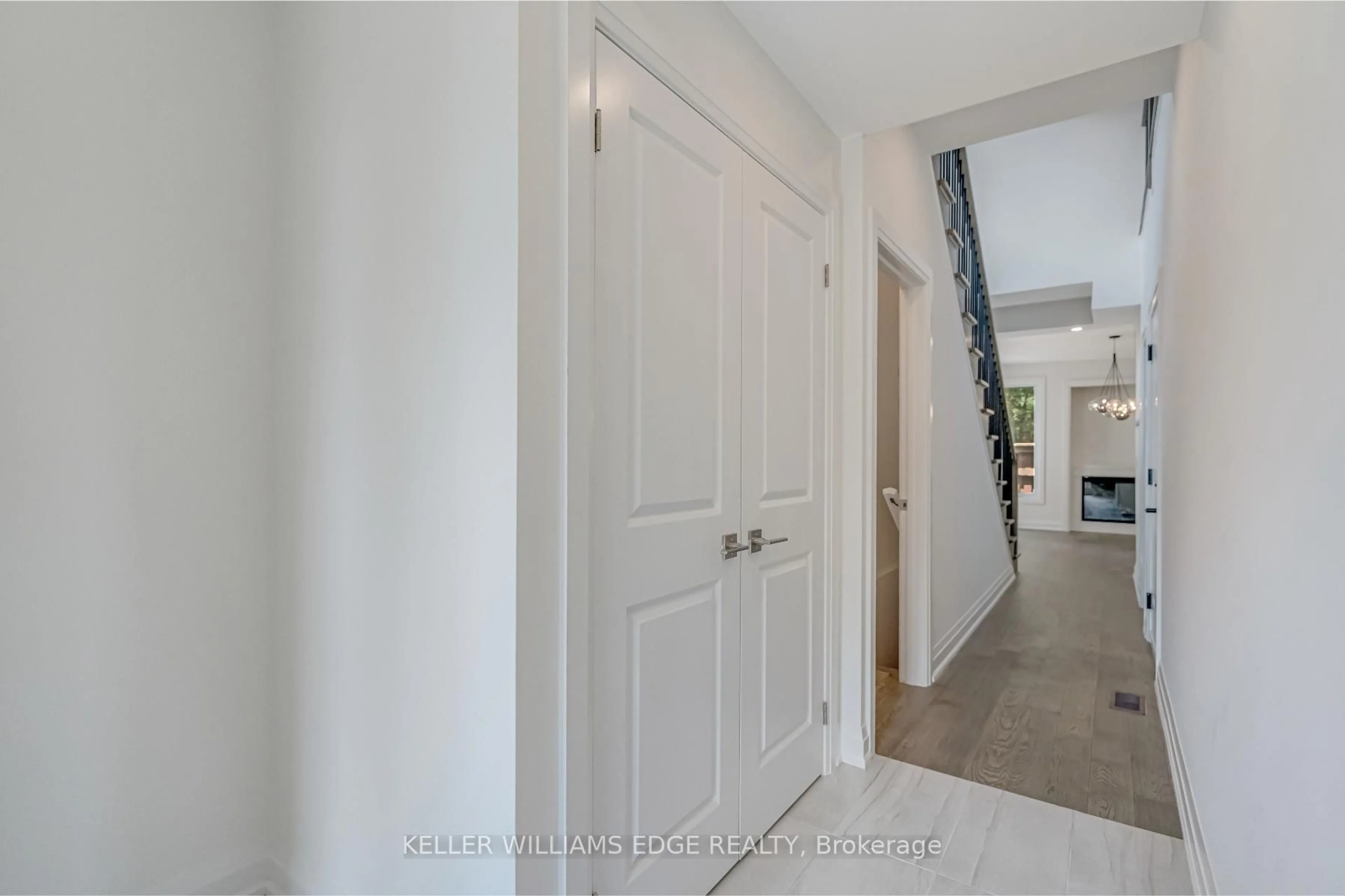 Indoor entryway for 2154 Walkers Line #6, Burlington Ontario L7M 3R9