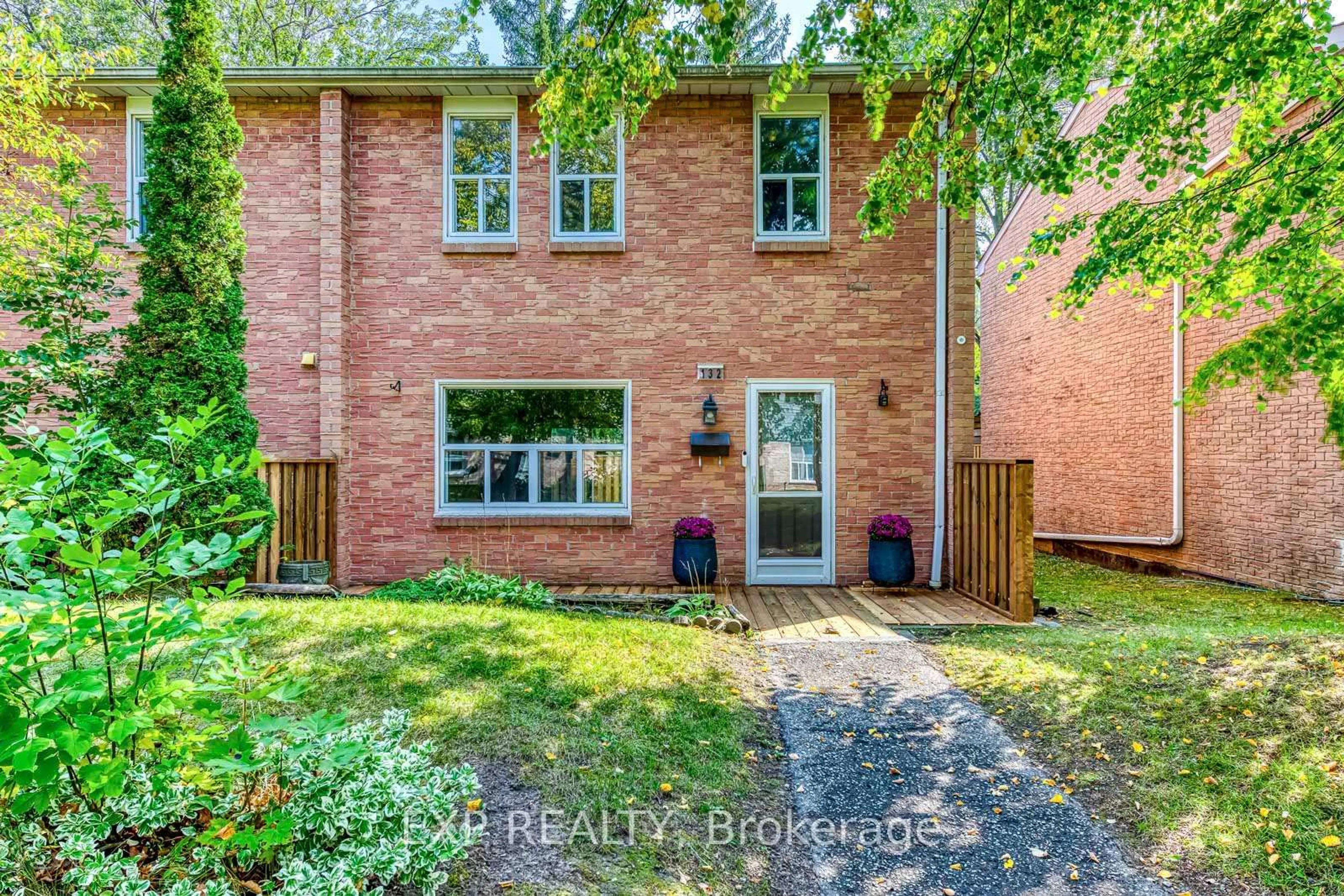 Home with brick exterior material, street for 1050 Shawnmarr Rd #132, Mississauga Ontario L5H 3V1