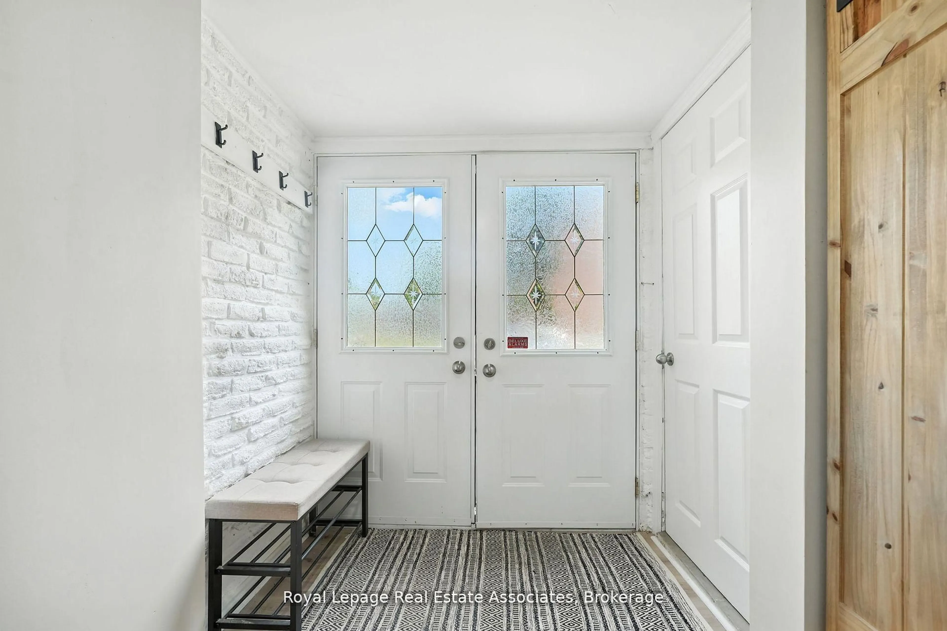 Indoor entryway for 400 Bloor St #69, Mississauga Ontario L5A 3M8