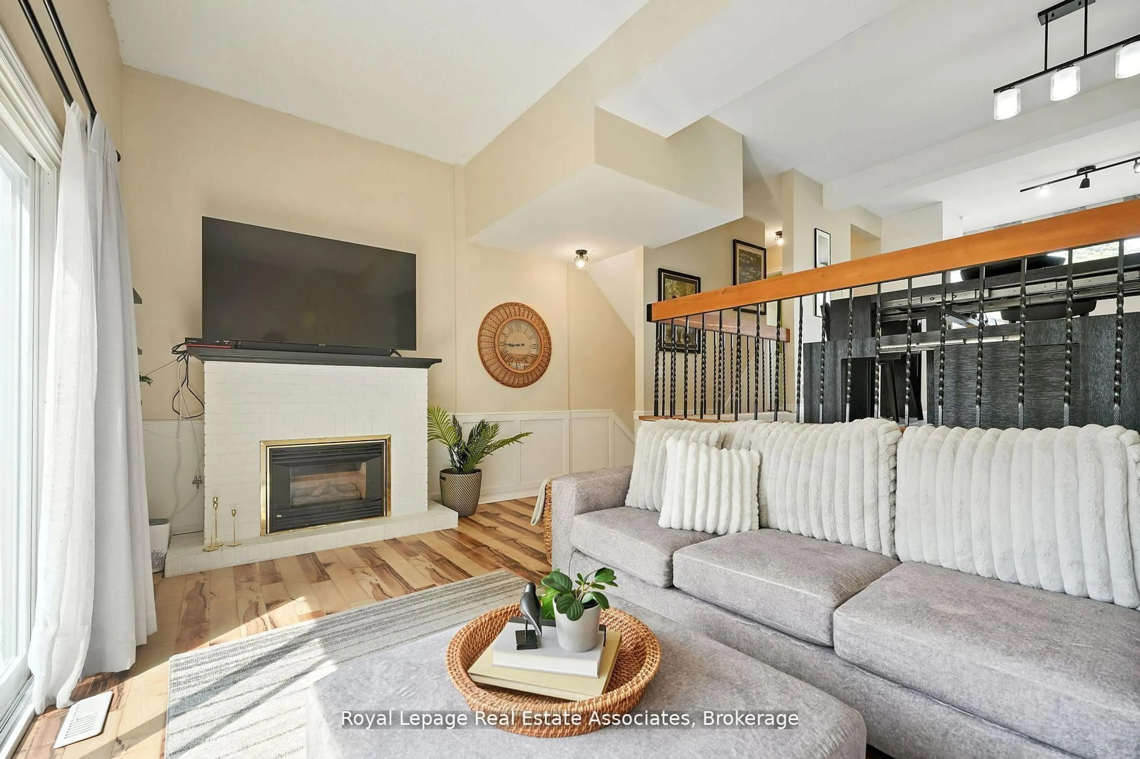 Living room with furniture, unknown for 400 Bloor St #69, Mississauga Ontario L5A 3M8