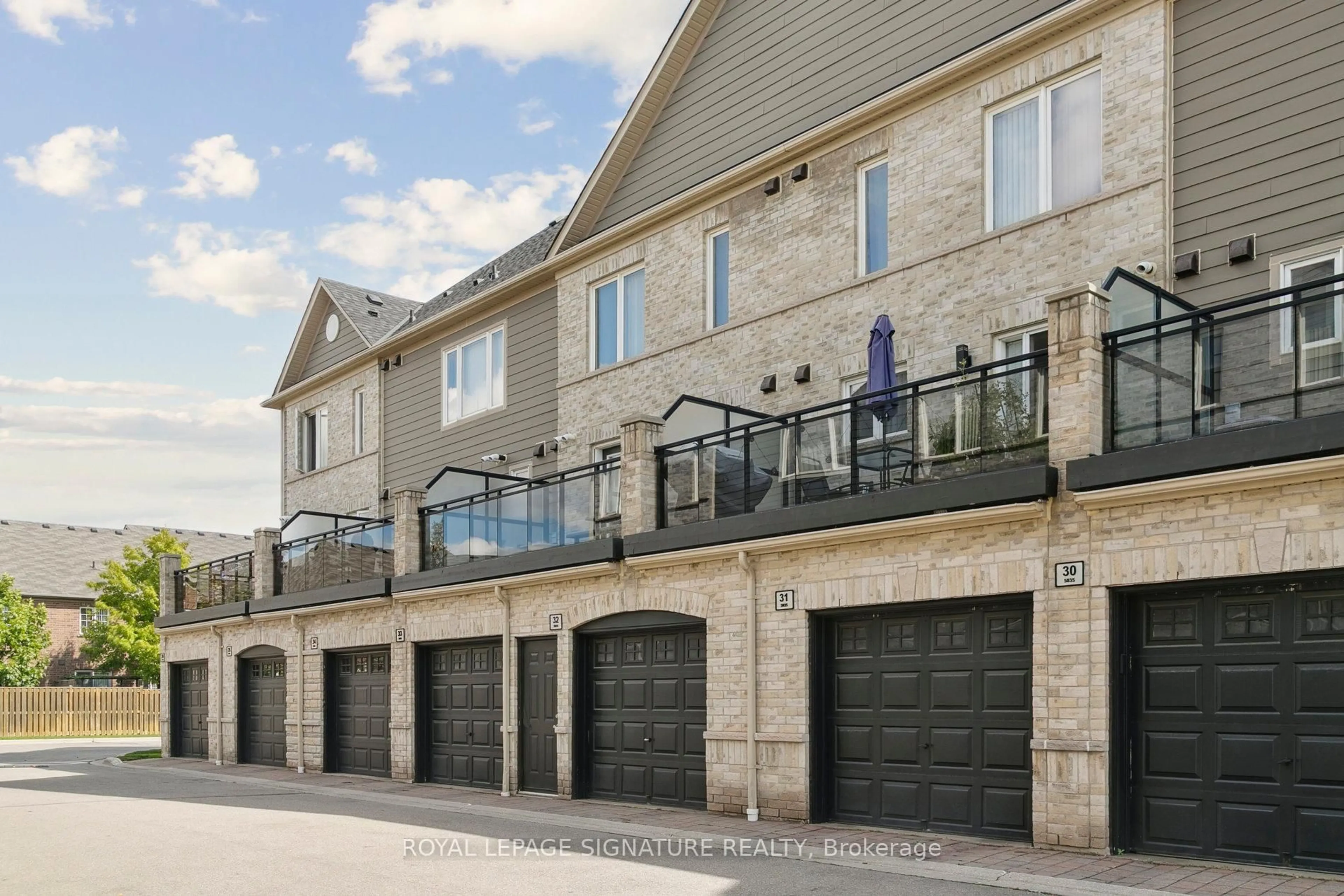 Indoor garage for 5035 Oscar Peterson Blvd #32, Mississauga Ontario L5M 0P4