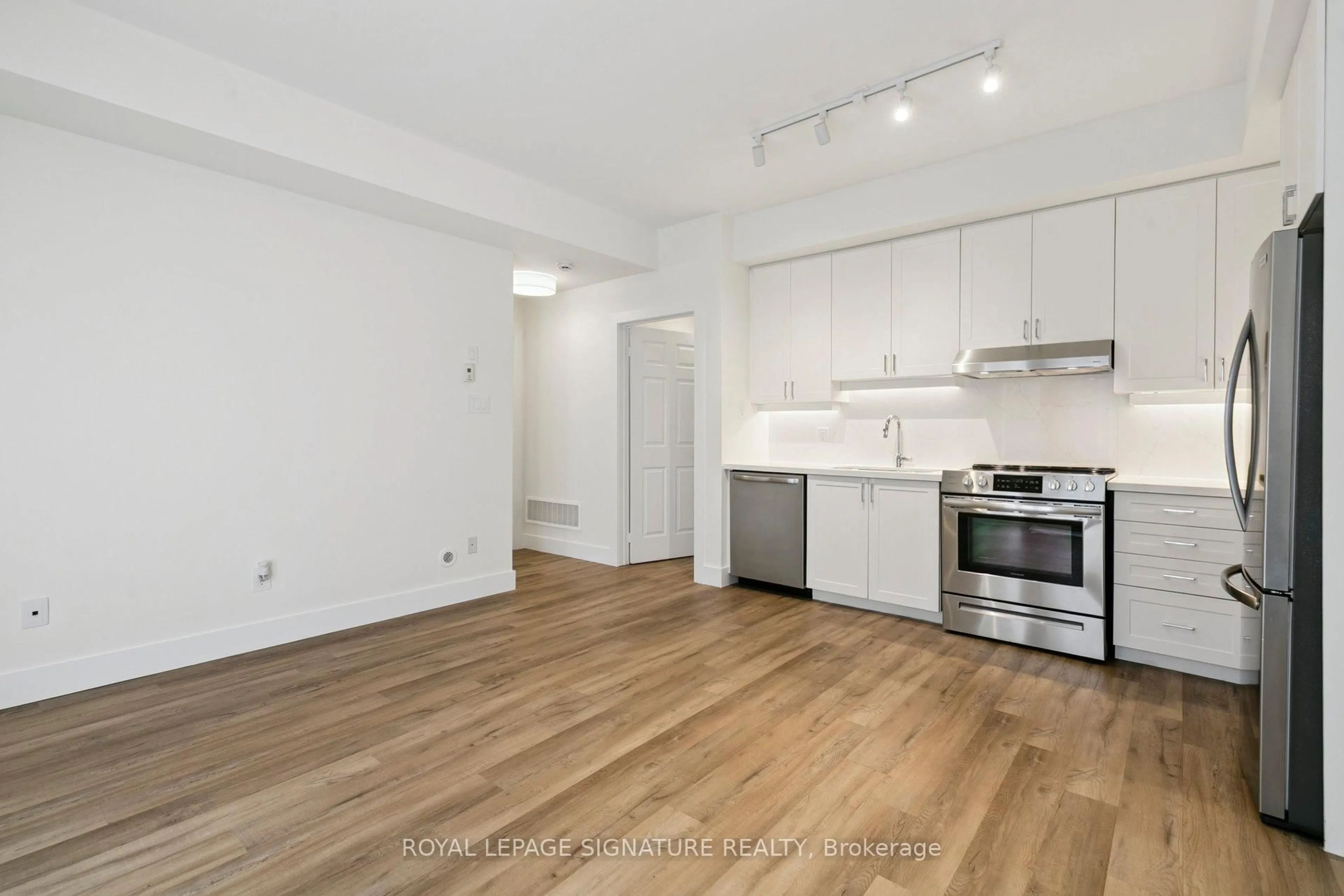 Standard kitchen, unknown for 5035 Oscar Peterson Blvd #32, Mississauga Ontario L5M 0P4