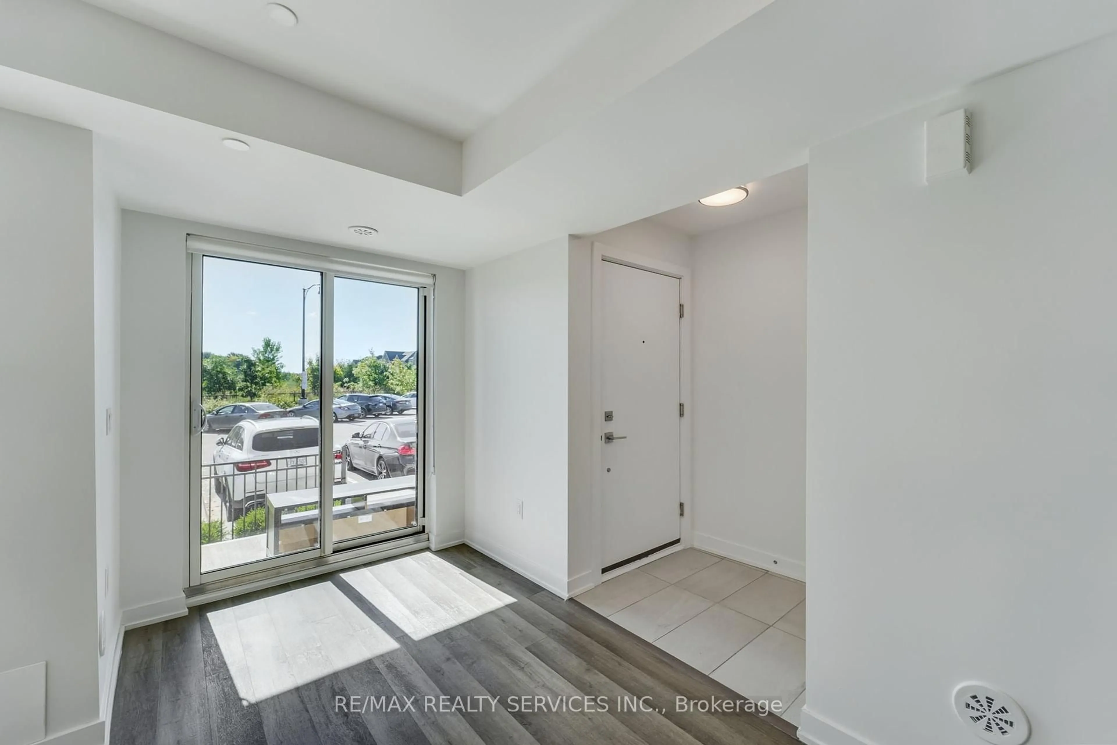 Indoor entryway for 155 Veterans Dr #13, Brampton Ontario L7A 5L2