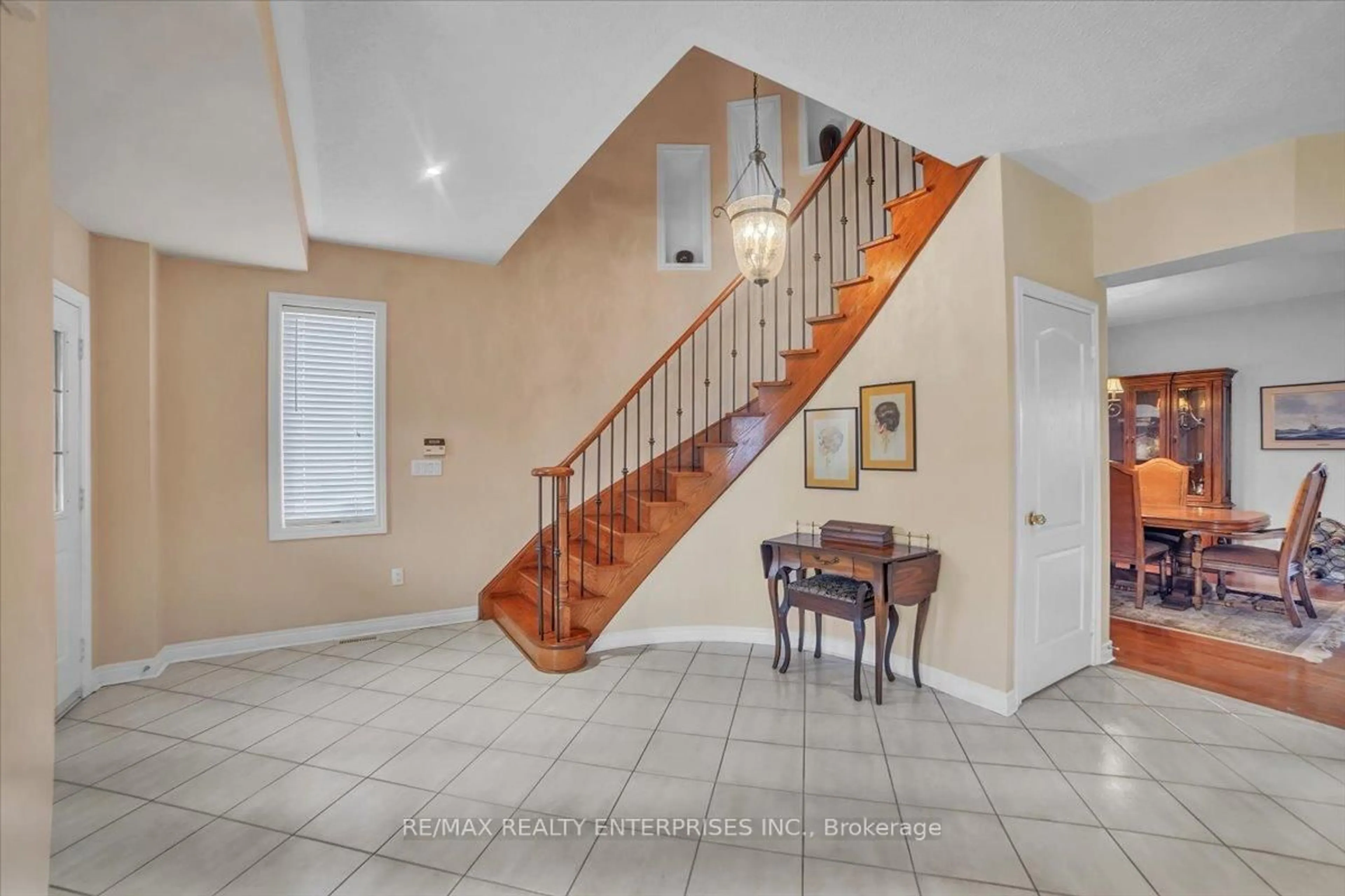 Indoor foyer for 18 Southcrest Crt, Brampton Ontario L6P 1T6