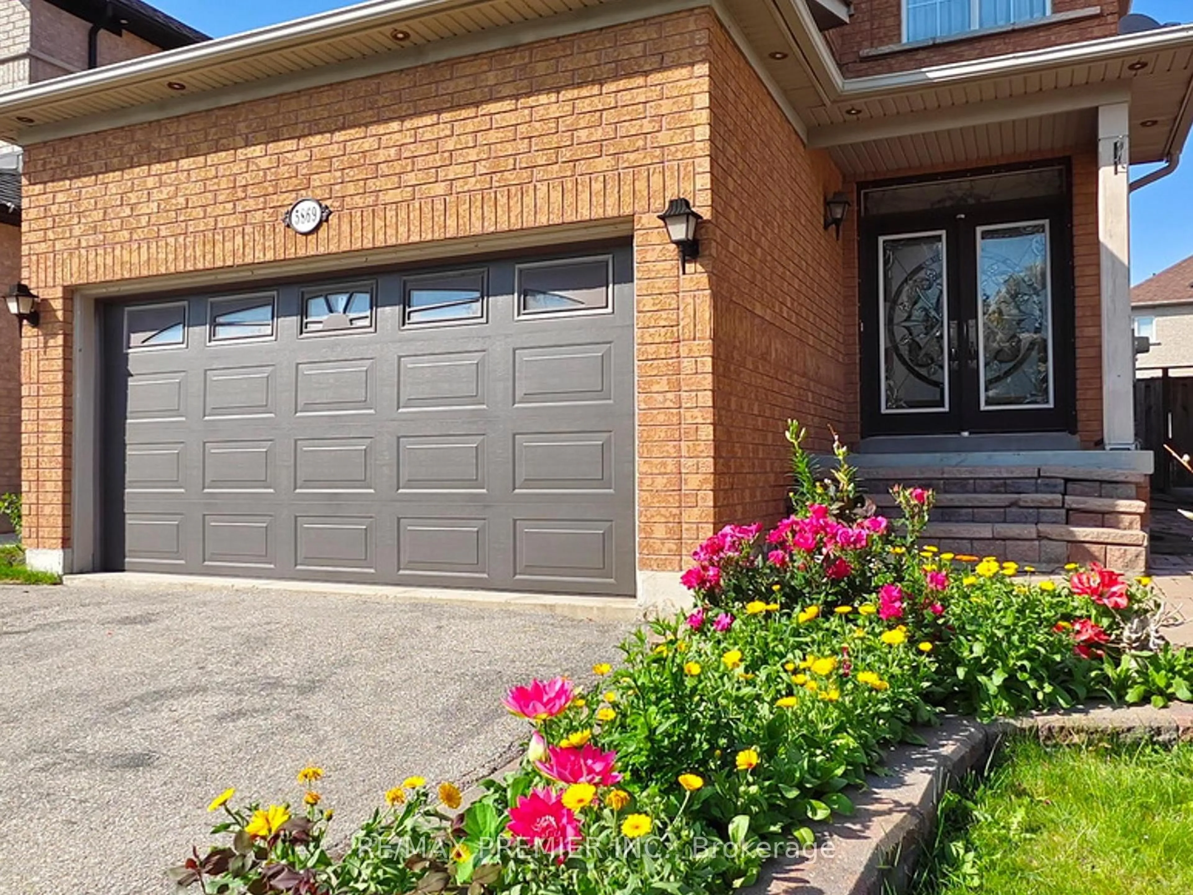 Home with brick exterior material, street for 5869 Yachtsman Crossing, Mississauga Ontario L5M 6P1
