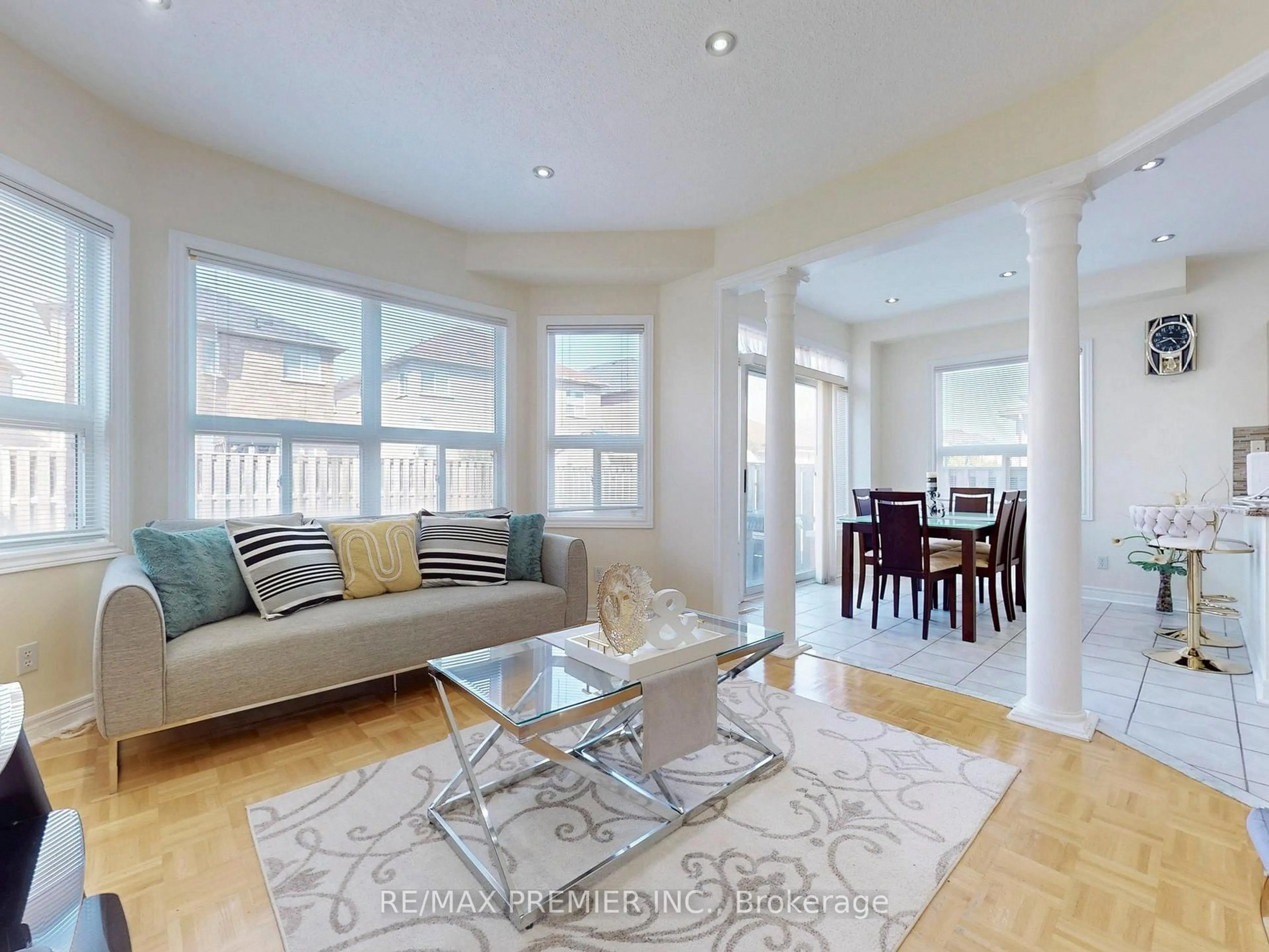 Living room with furniture, unknown for 5869 Yachtsman Crossing, Mississauga Ontario L5M 6P1