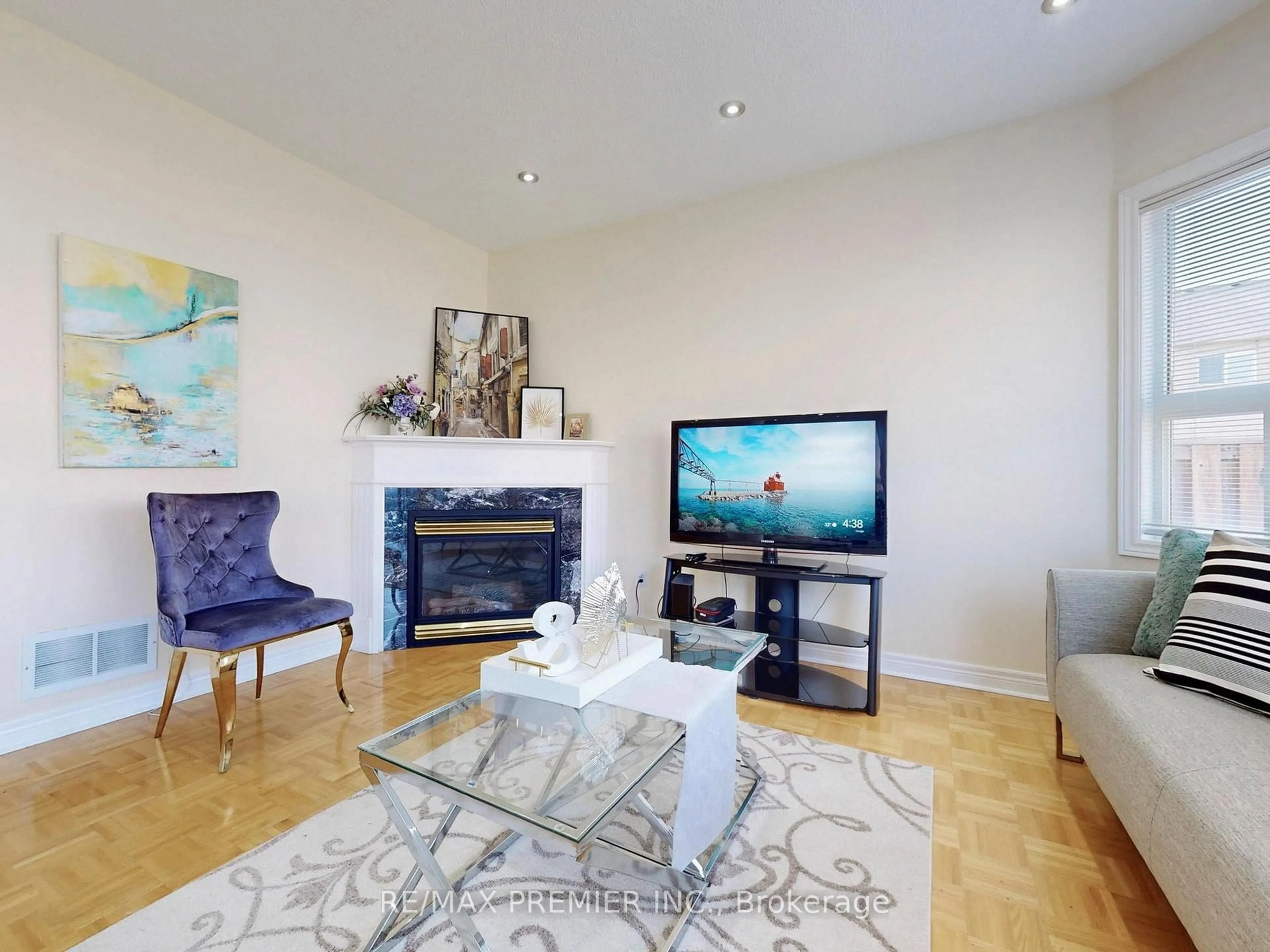 Living room with furniture, wood/laminate floor for 5869 Yachtsman Crossing, Mississauga Ontario L5M 6P1