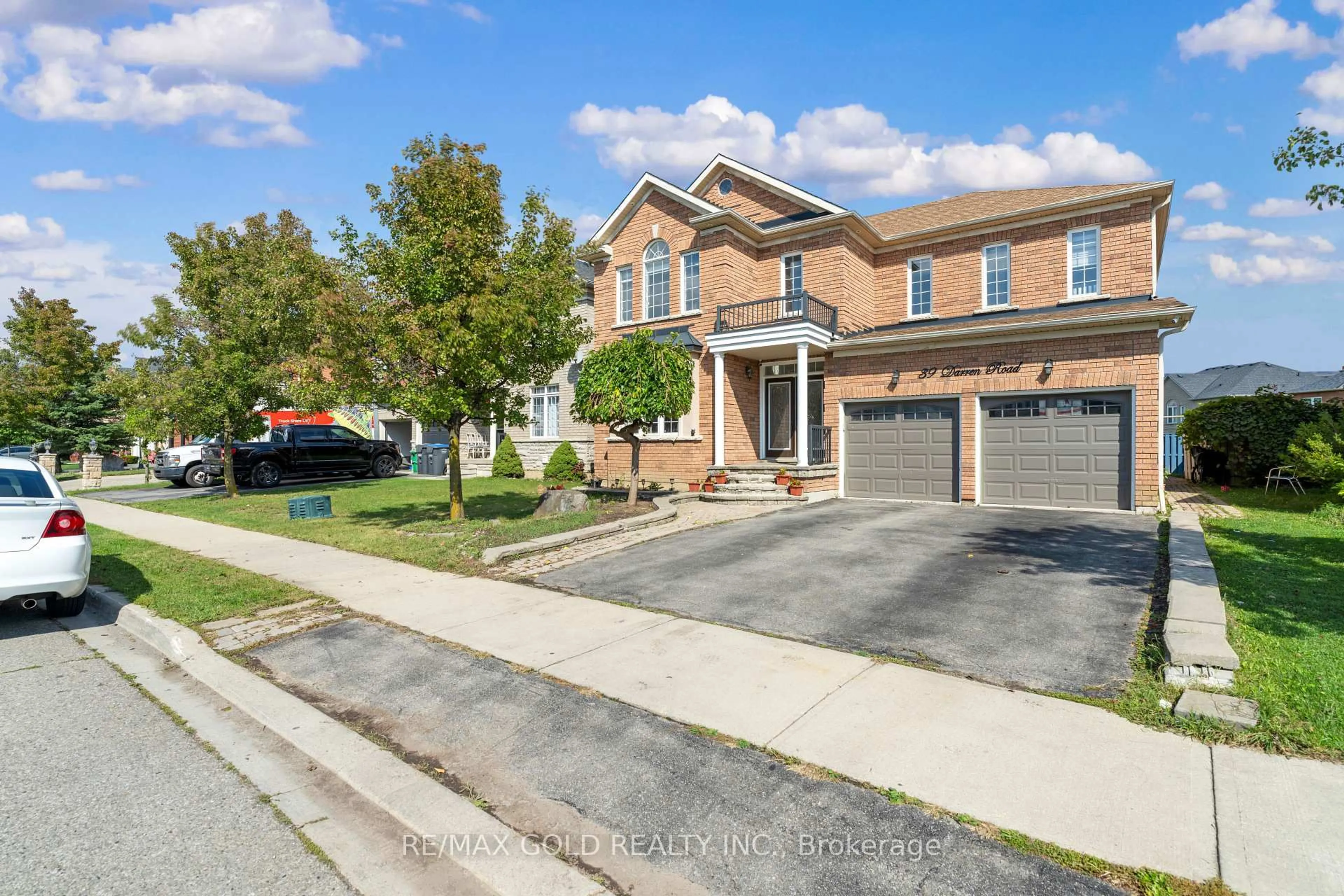 A pic from outside/outdoor area/front of a property/back of a property/a pic from drone, street for 39 Darren Rd, Brampton Ontario L6P 1Z5