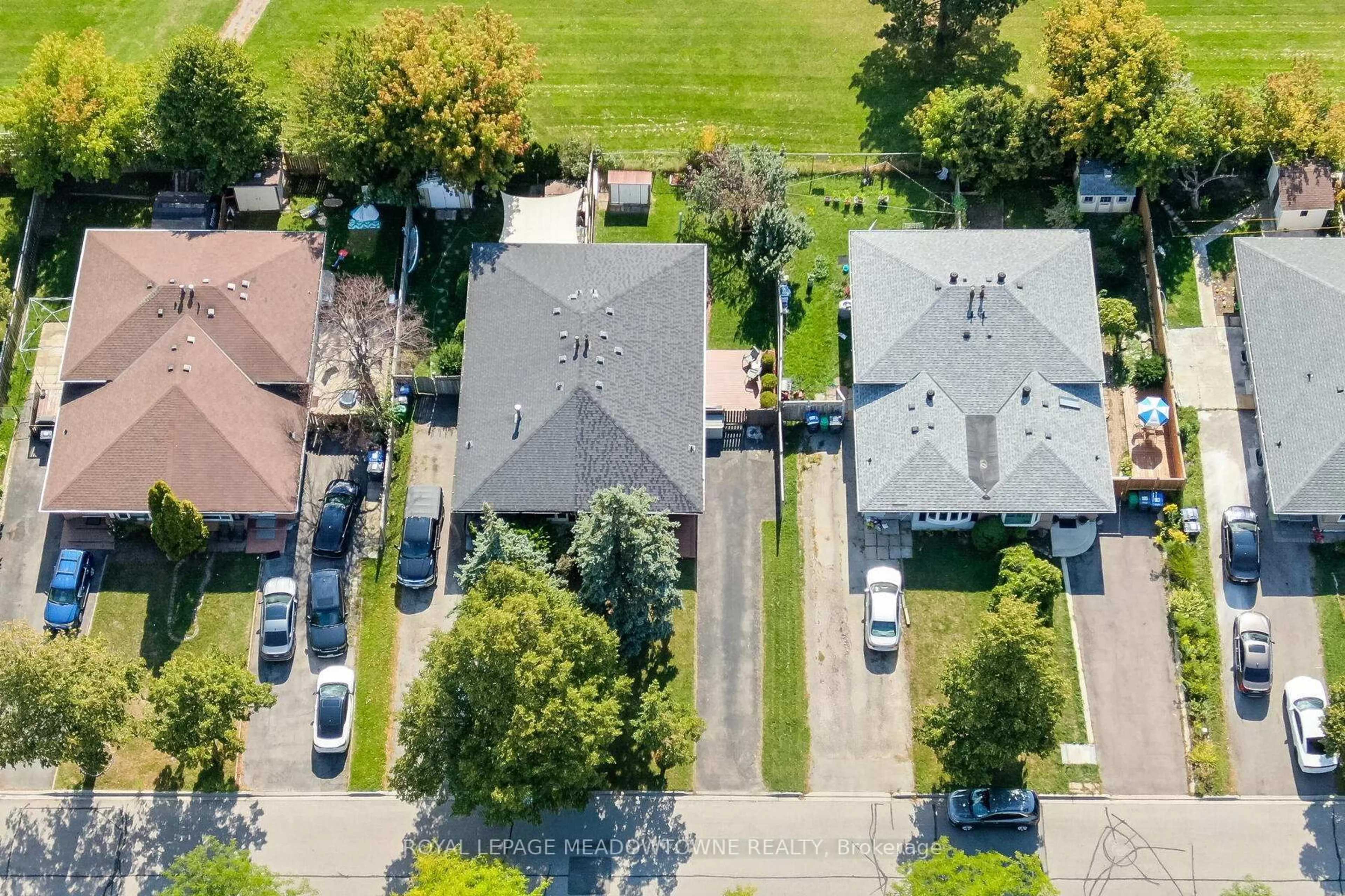 A pic from outside/outdoor area/front of a property/back of a property/a pic from drone, street for 73 Jefferson Rd, Brampton Ontario L6S 1W7