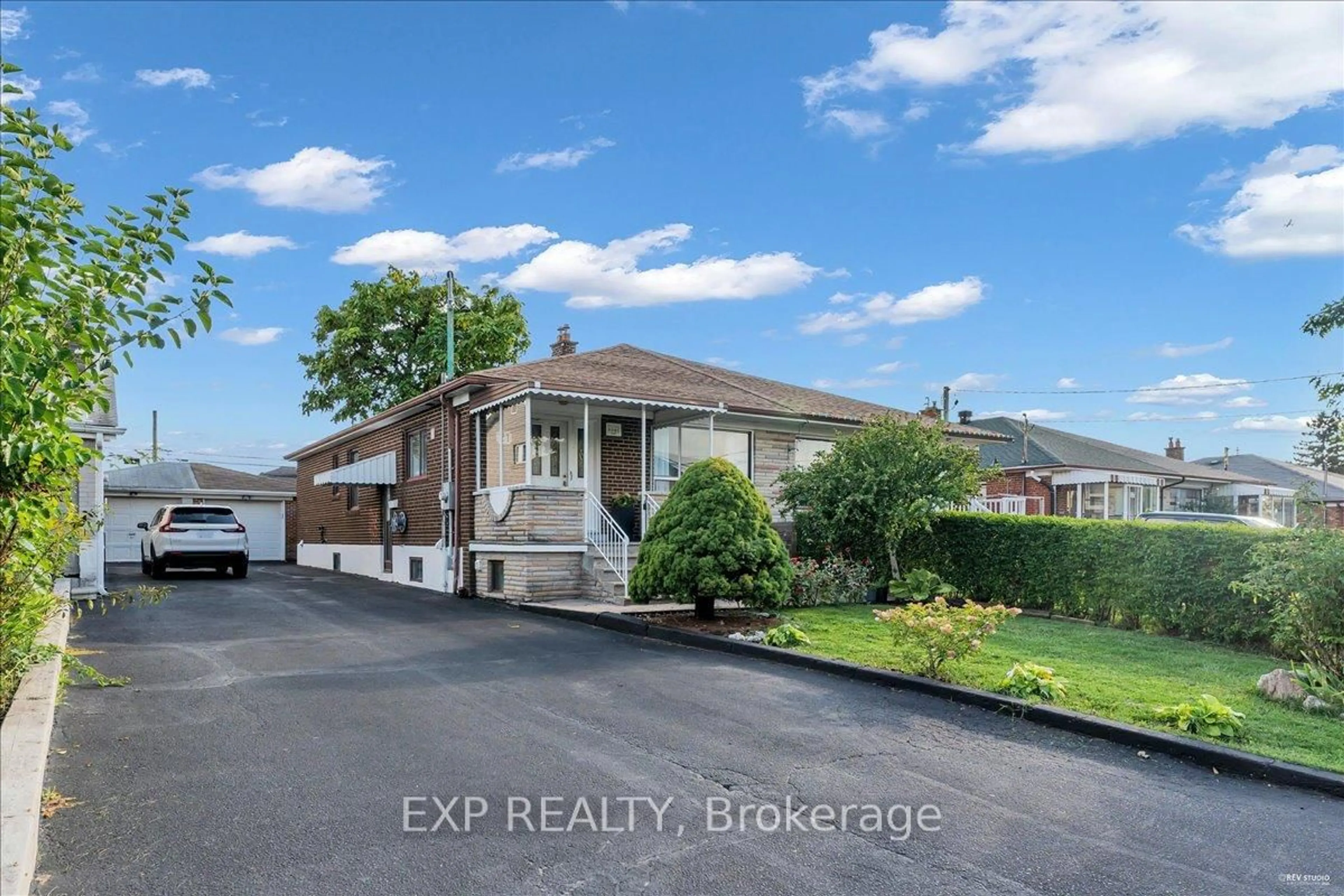 A pic from outside/outdoor area/front of a property/back of a property/a pic from drone, street for 21 Kanarick Cres, Toronto Ontario M3L 1P3