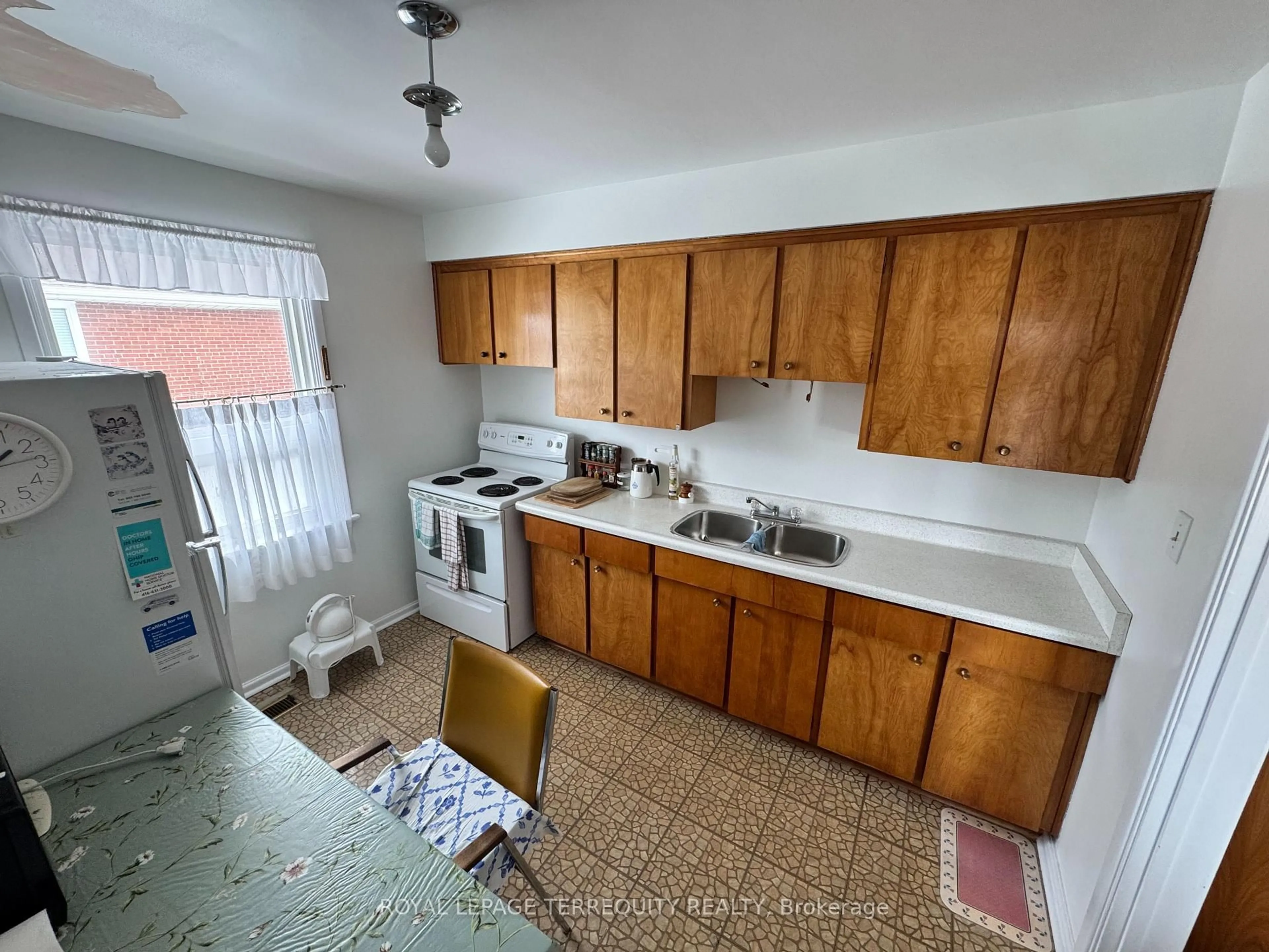 Standard kitchen, unknown for 10 Restever Gate, Toronto Ontario M9W 4B9