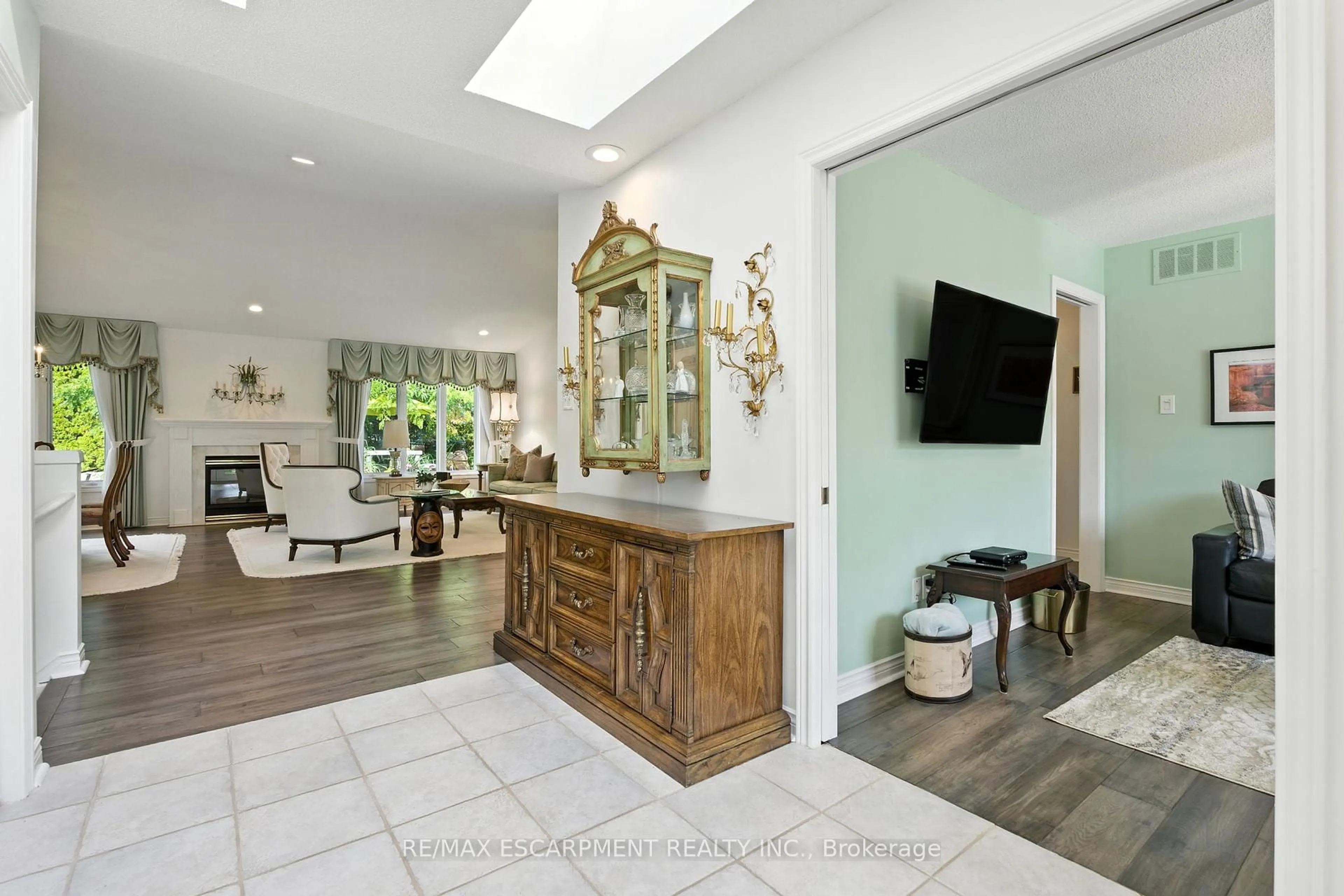 Indoor entryway for 1104 Crofton Way, Burlington Ontario L7P 4W8