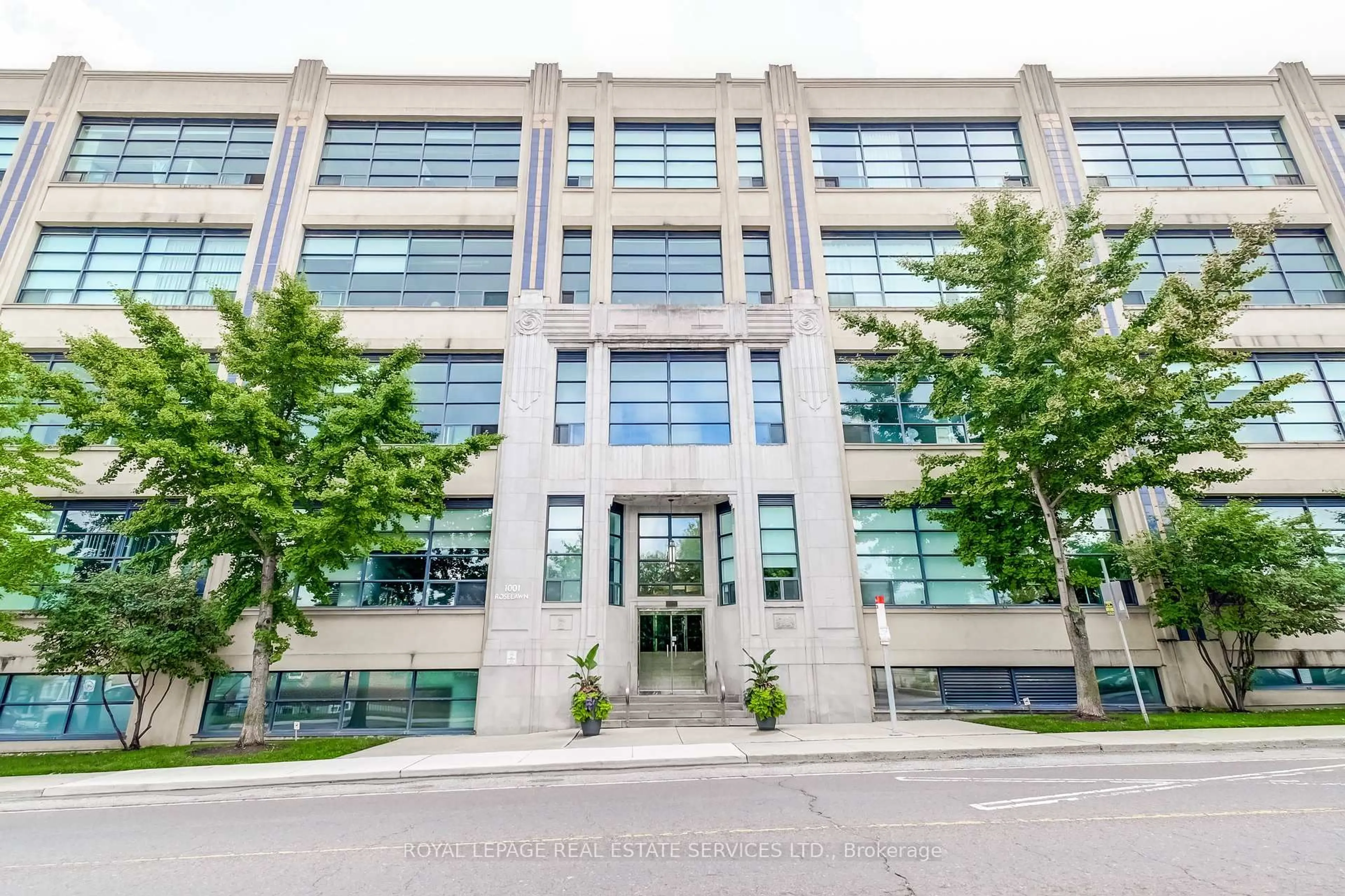 Indoor foyer for 1001 Roselawn Ave #126, Toronto Ontario M6B 4M4