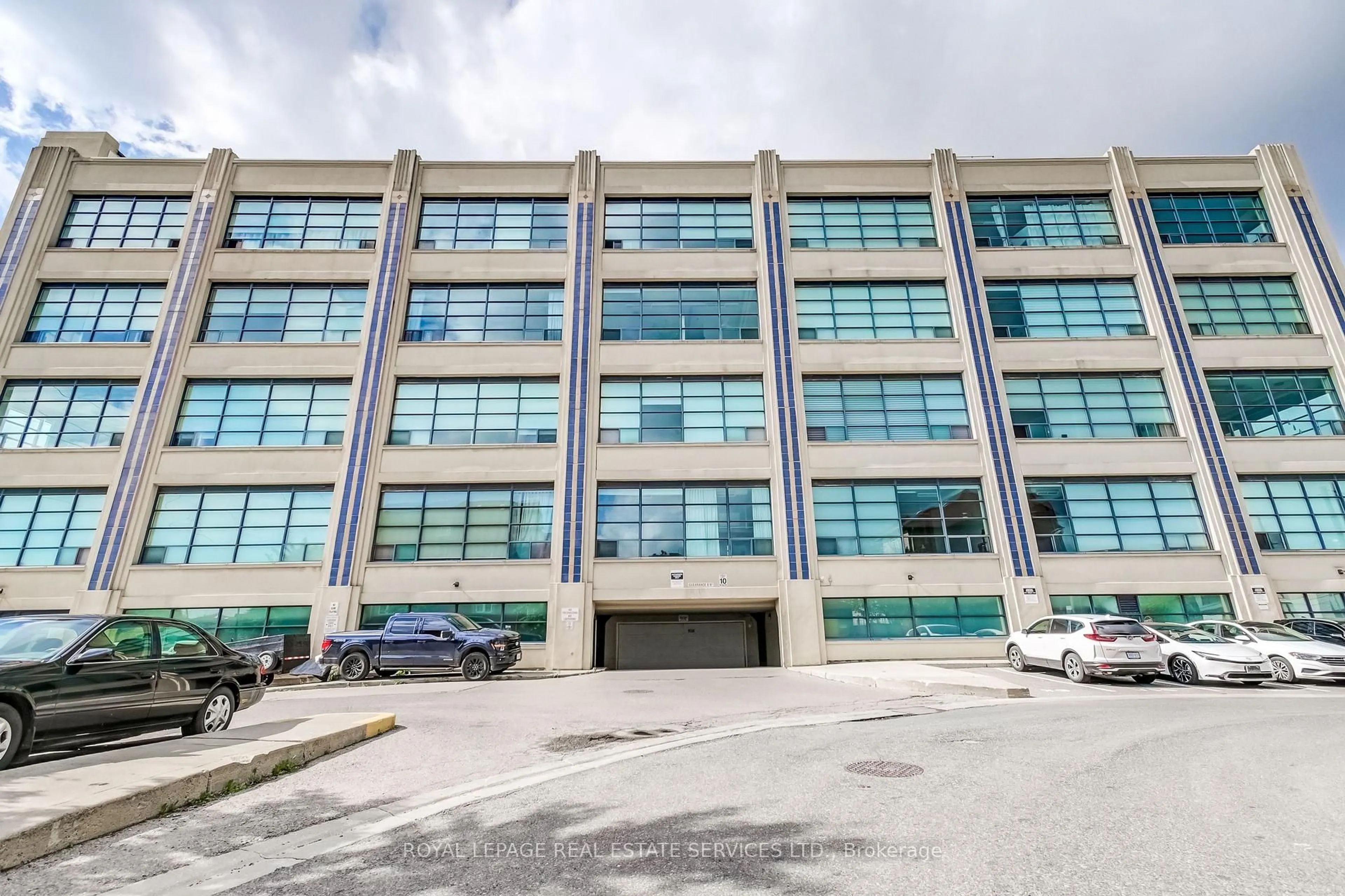 Indoor foyer for 1001 Roselawn Ave #126, Toronto Ontario M6B 4M4