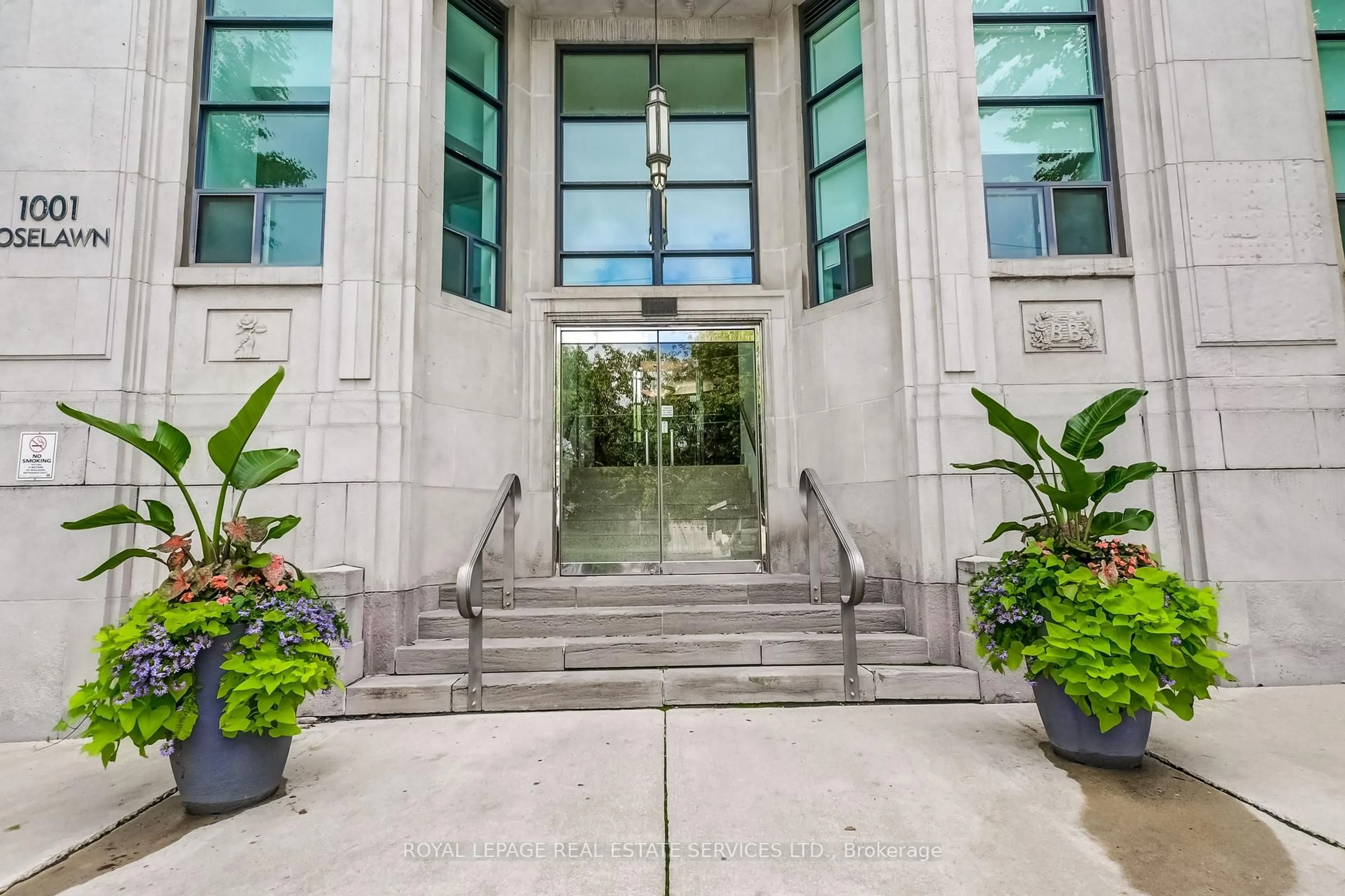 Indoor foyer for 1001 Roselawn Ave #126, Toronto Ontario M6B 4M4