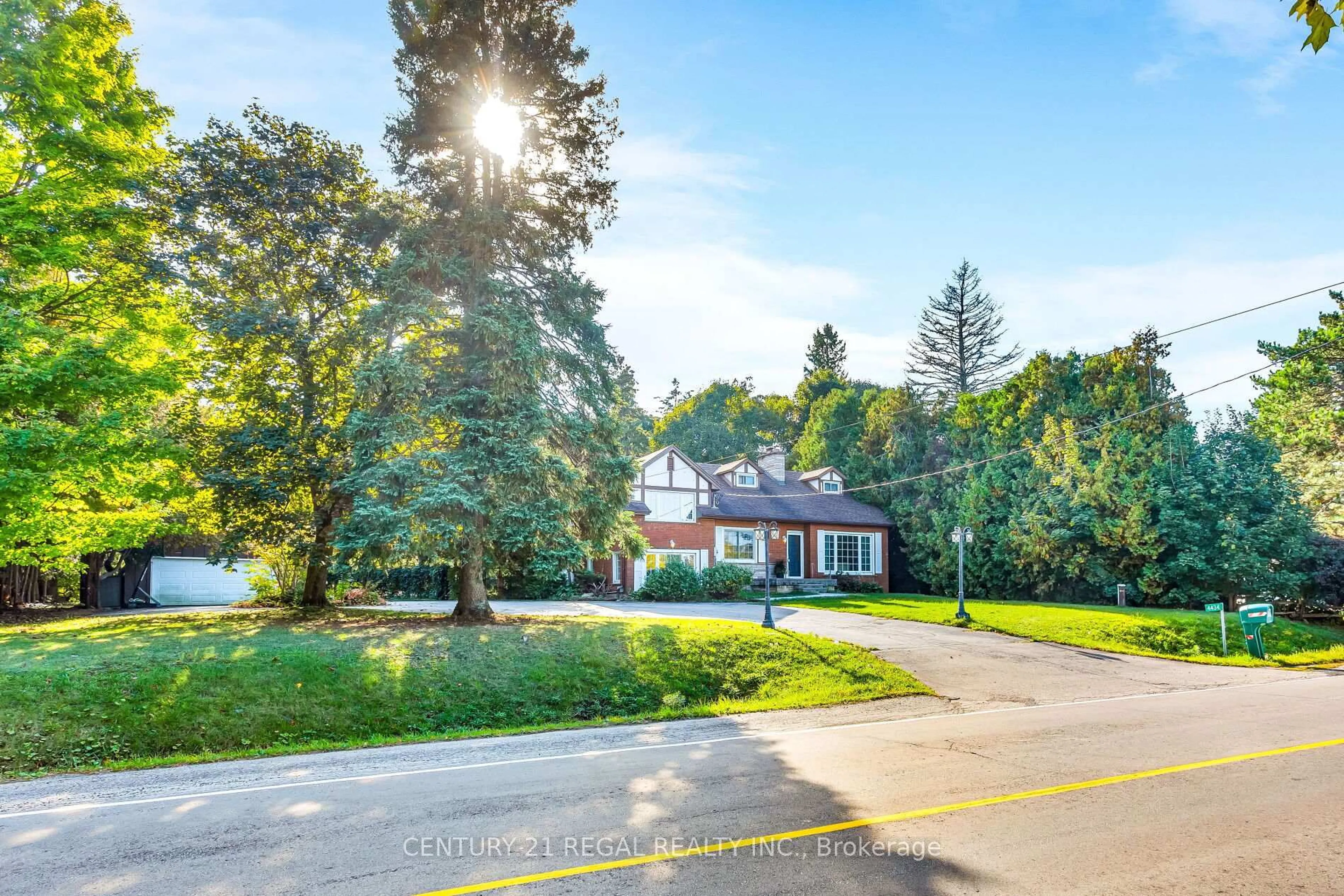 A pic from outside/outdoor area/front of a property/back of a property/a pic from drone, street for 4434 Cedar Springs Rd, Burlington Ontario L7P 0P8