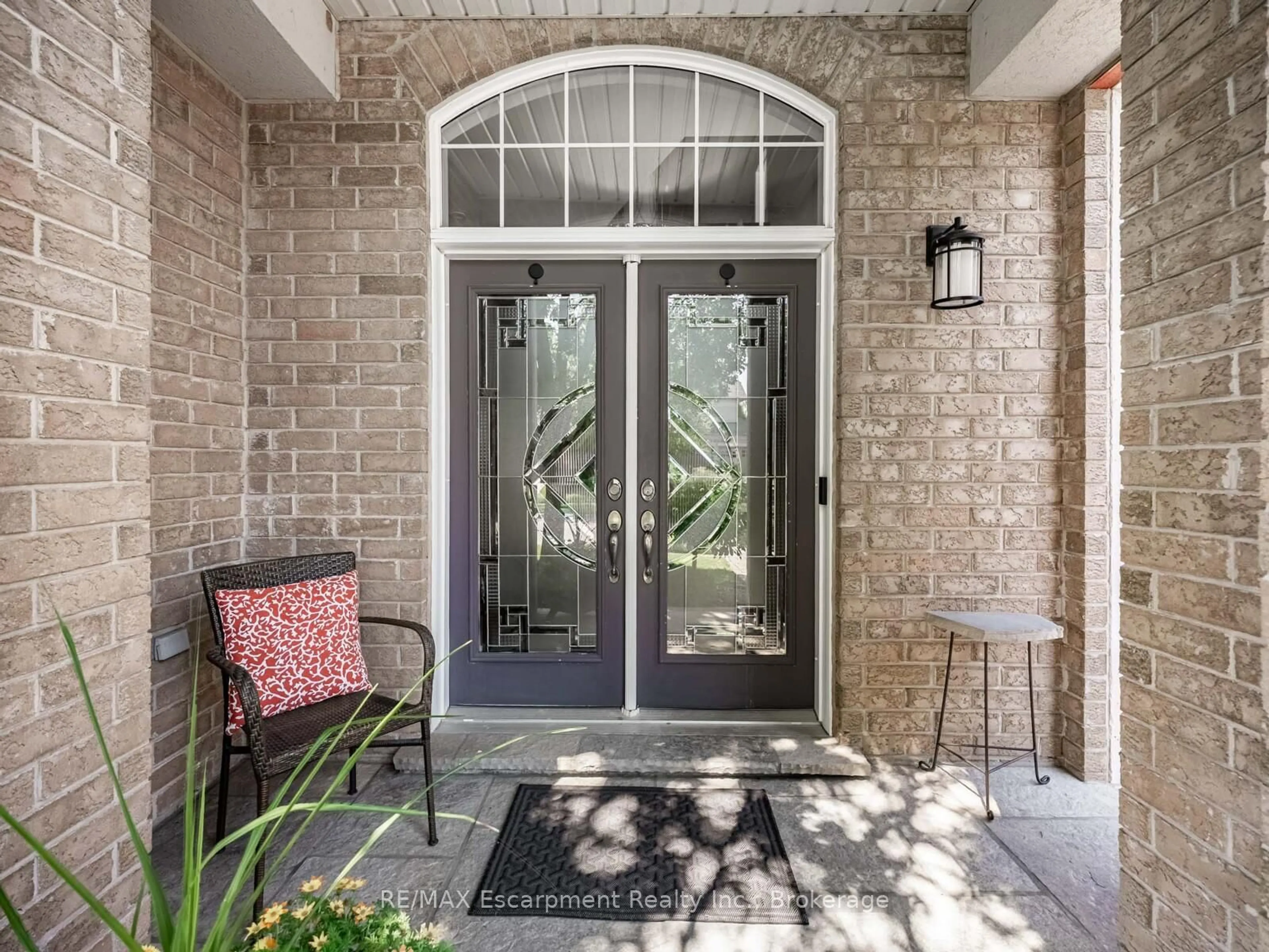 Indoor entryway for 130 Innville Cres, Oakville Ontario L6L 0B8