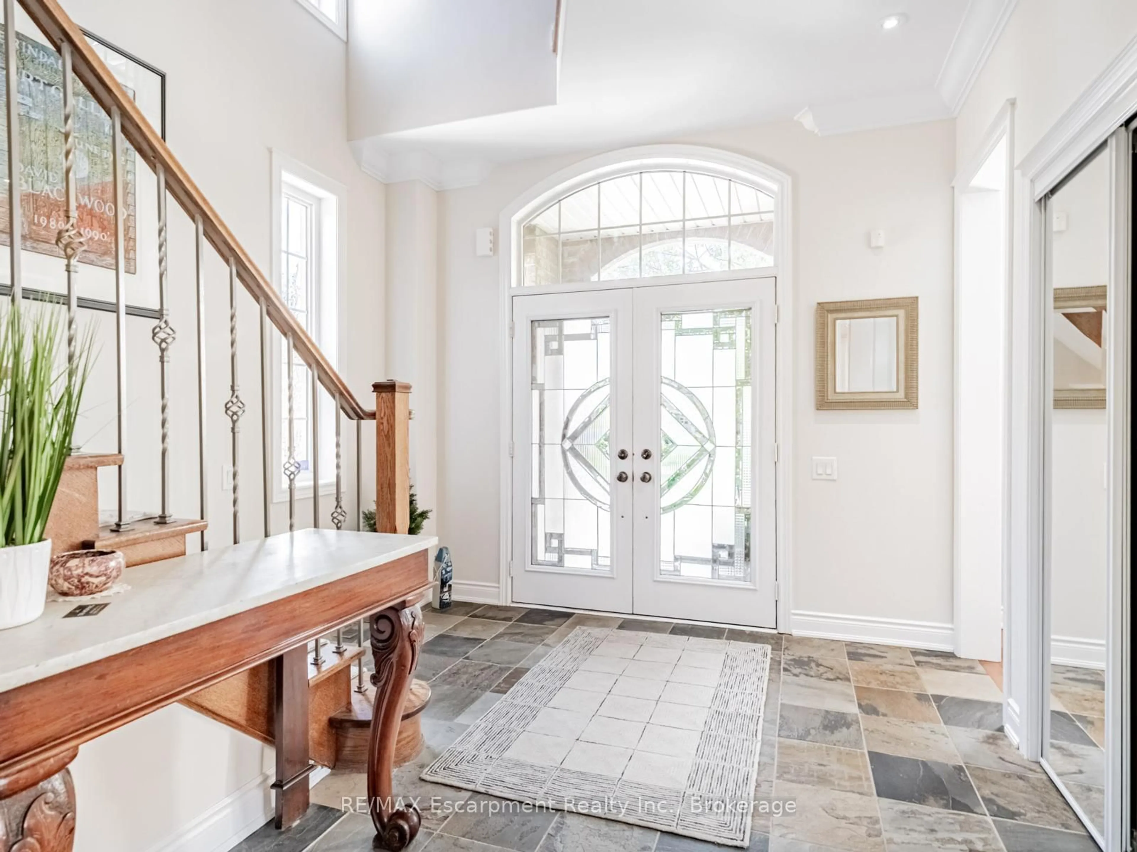 Indoor entryway for 130 Innville Cres, Oakville Ontario L6L 0B8