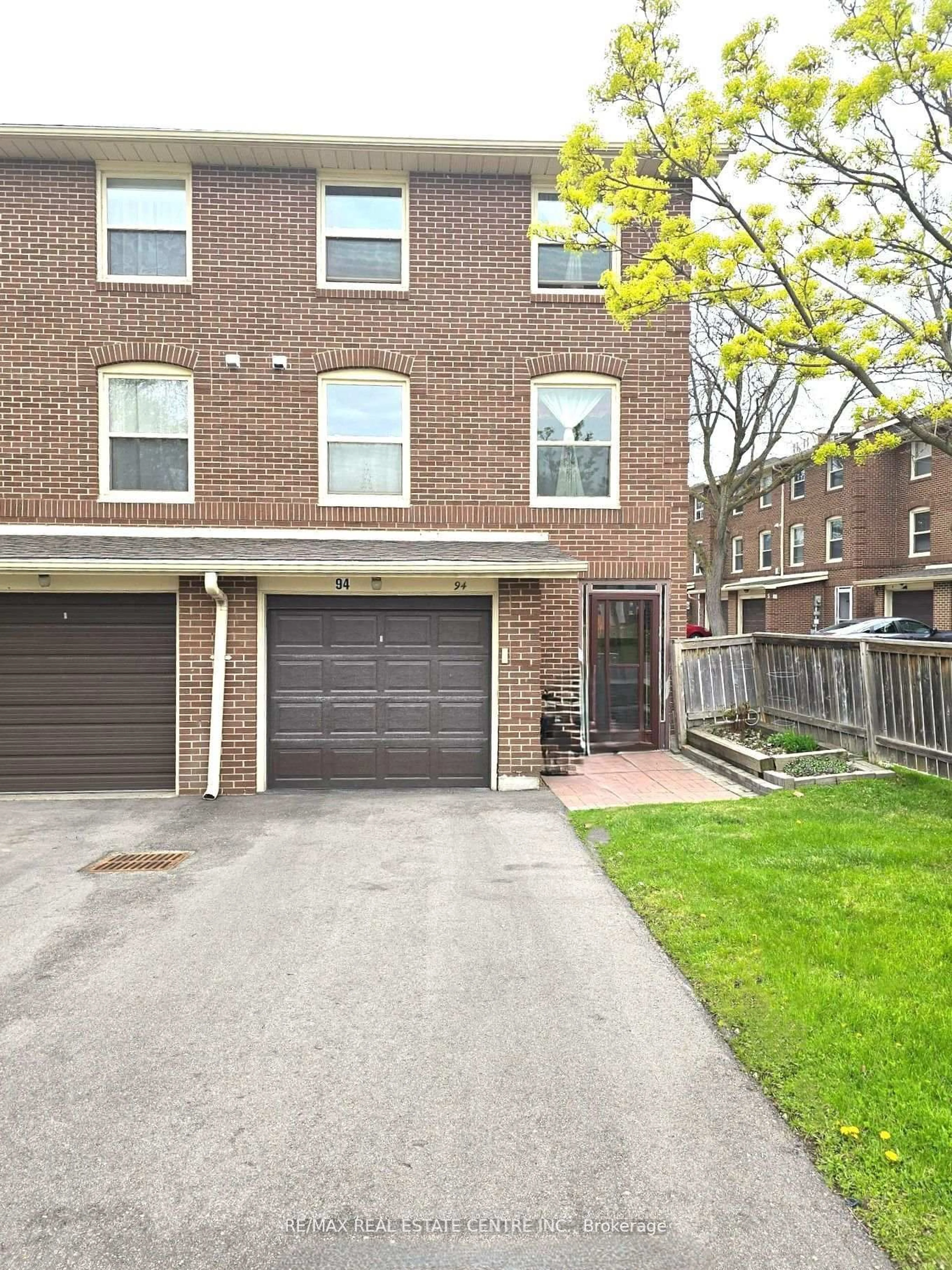 Home with brick exterior material, street for 94 Edenborough Dr #24, Brampton Ontario L6T 3A4