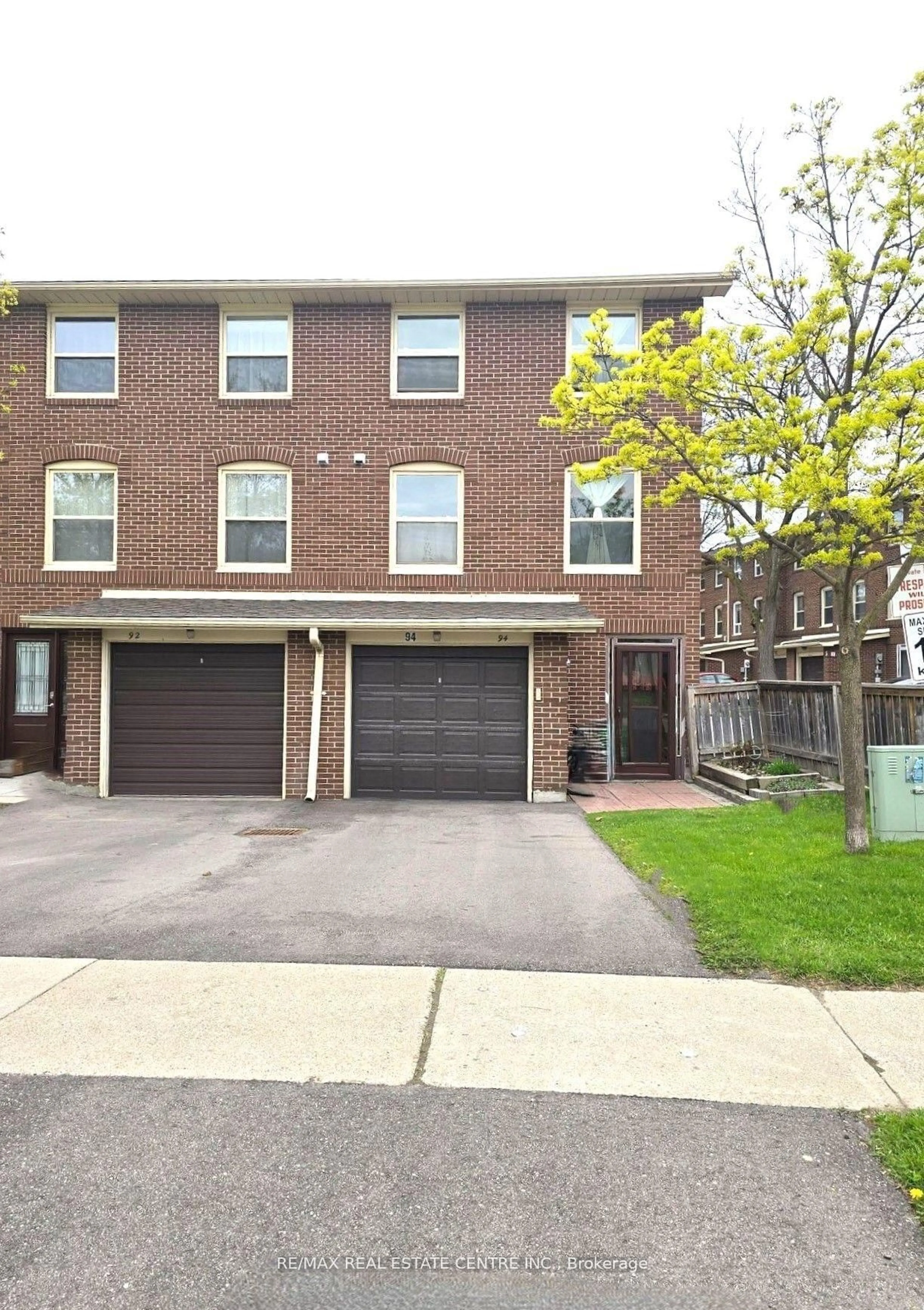 Home with brick exterior material, street for 94 Edenborough Dr #24, Brampton Ontario L6T 3A4
